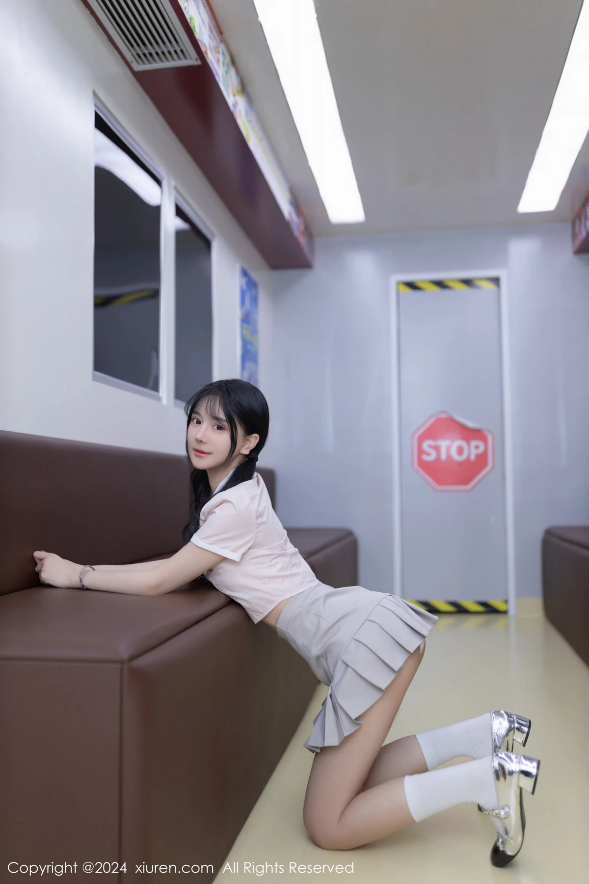 [[XiuRen秀人网]秀人网]No.8515_模特幼幼地铁场景性感浅色学妹制服半脱秀完美身材迷人诱惑写真80P