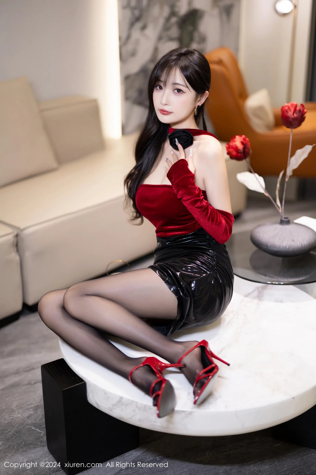 [[XiuRen秀人网]秀人网]No.8530_模特林星阑性感红色上衣配黑皮短裙露超薄黑丝秀美腿诱惑写真80P