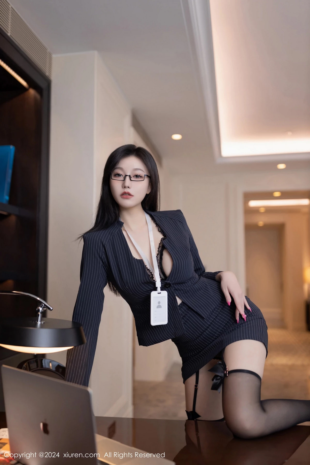 [[XiuRen秀人网]秀人网]No.8537_模特安然anran性感OL制服露黑色蕾丝内衣配黑丝袜惹火诱惑写真80P