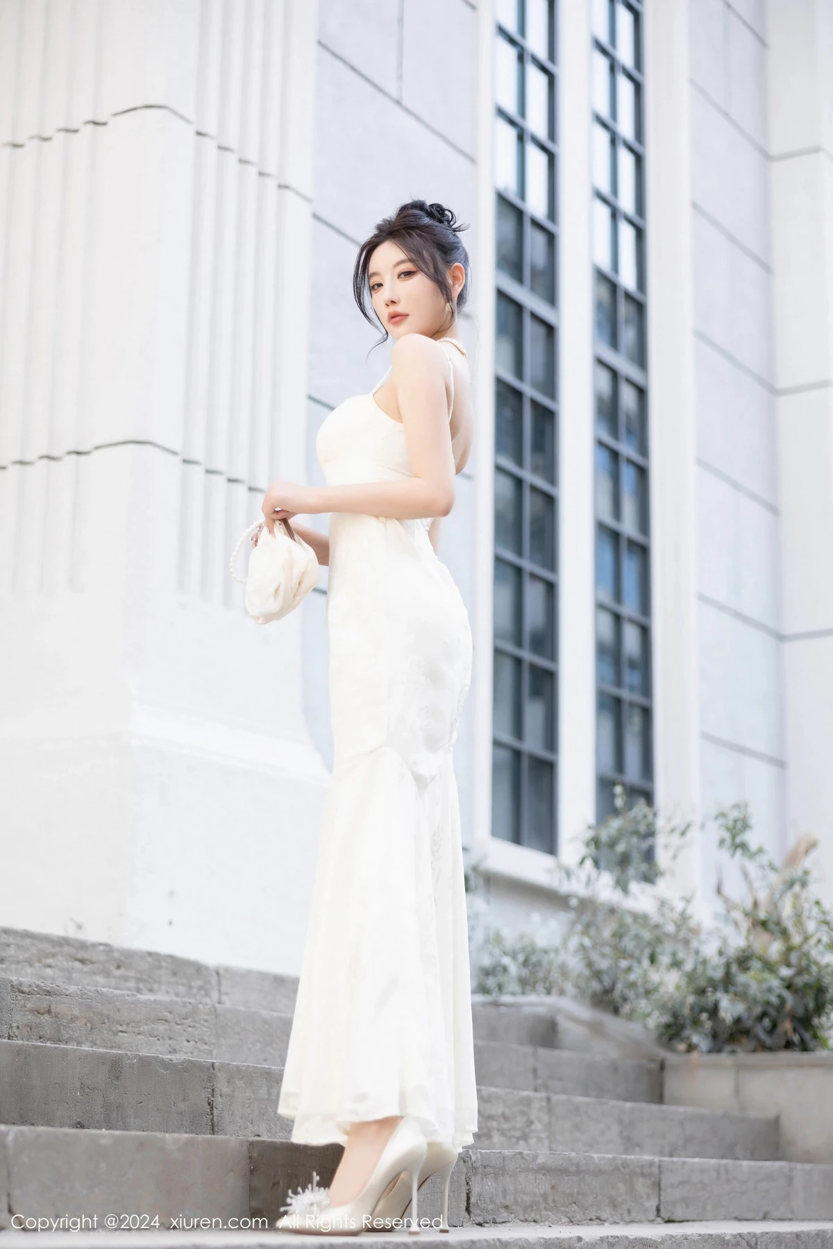 [[XiuRen秀人网]秀人网]No.8538_女神杨晨晨Yome性感白色连衣裙配白色丝袜秀完美身材诱惑写真81P