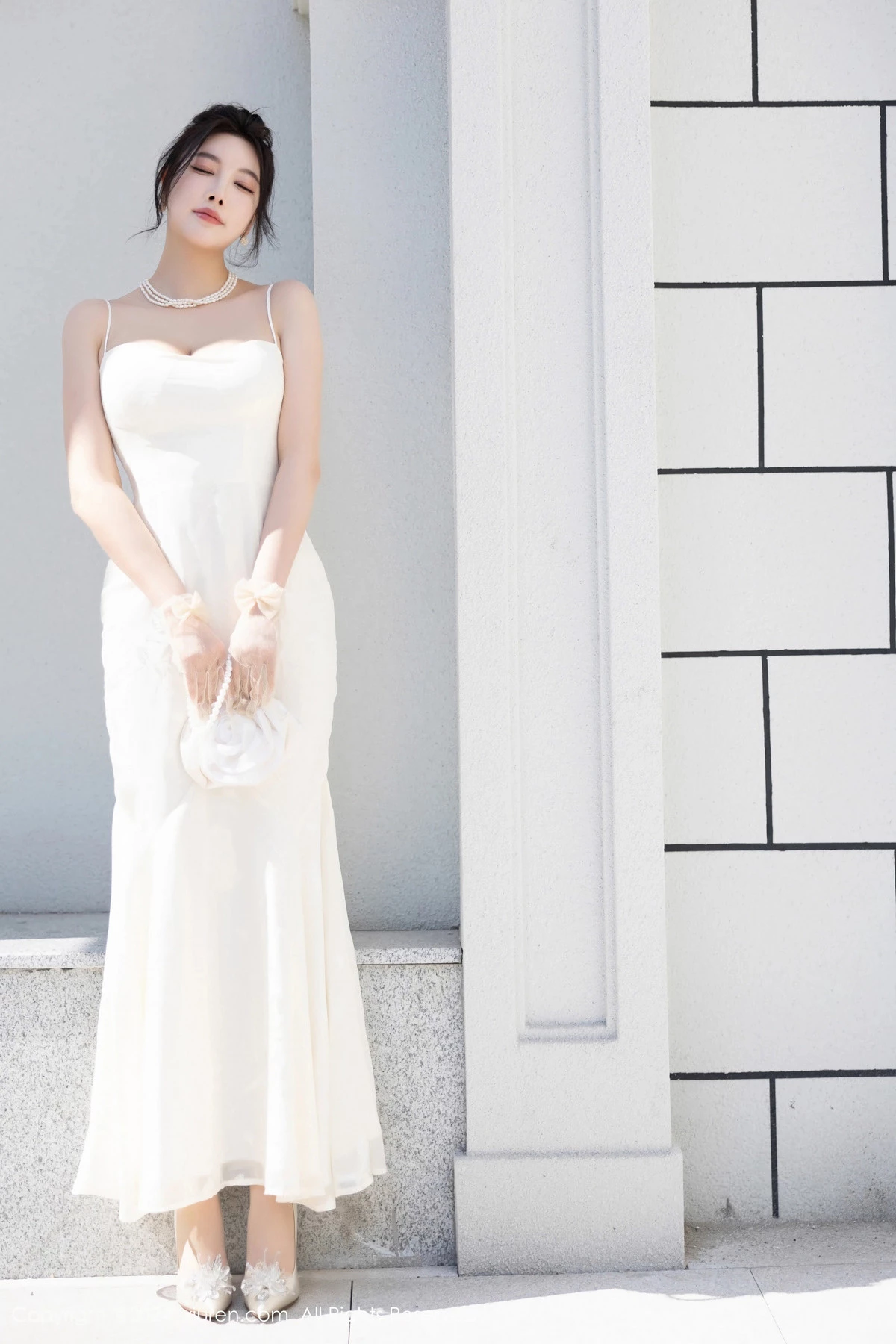 [[XiuRen秀人网]秀人网]No.8538_女神杨晨晨Yome性感白色连衣裙配白色丝袜秀完美身材诱惑写真81P