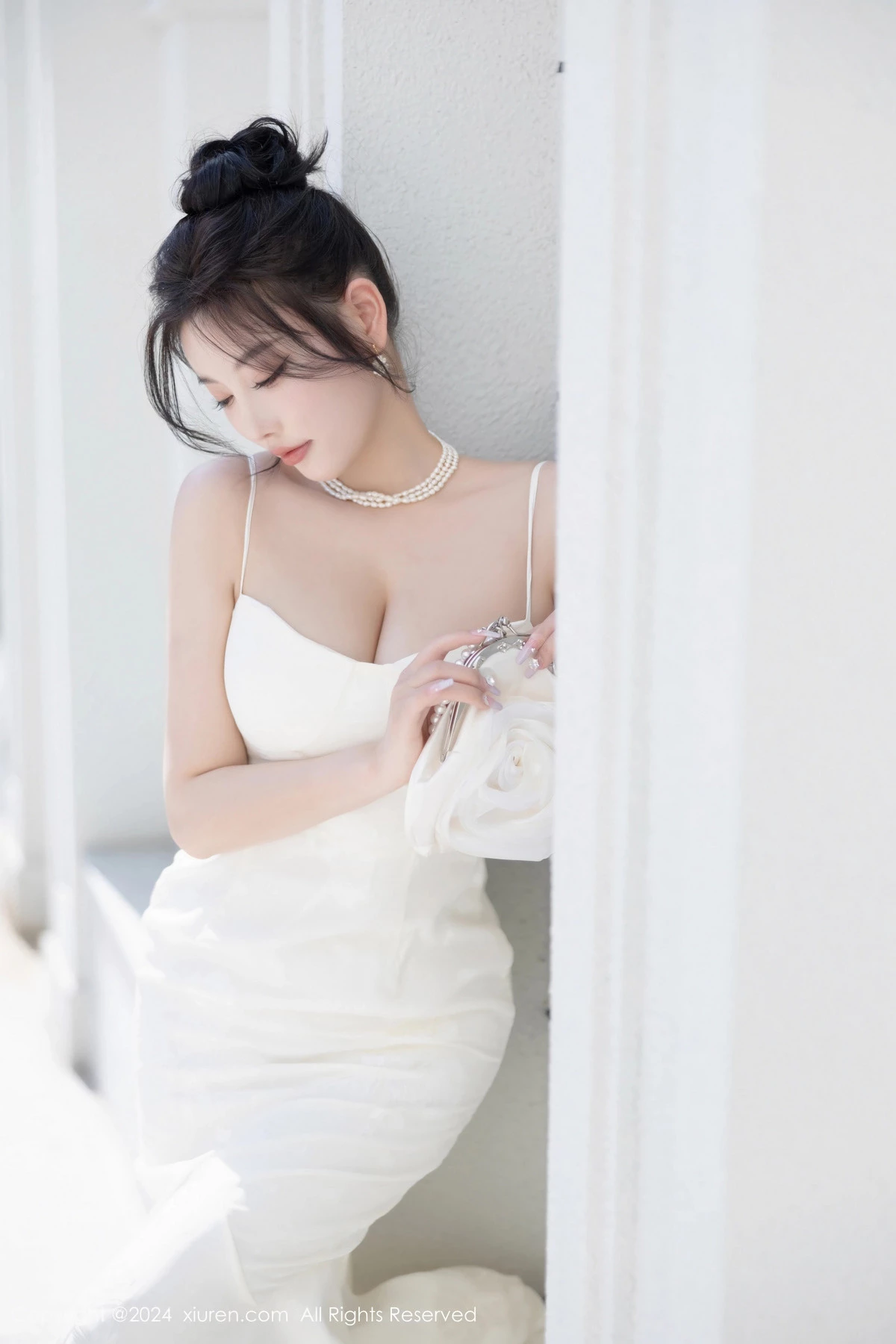 [[XiuRen秀人网]秀人网]No.8538_女神杨晨晨Yome性感白色连衣裙配白色丝袜秀完美身材诱惑写真81P