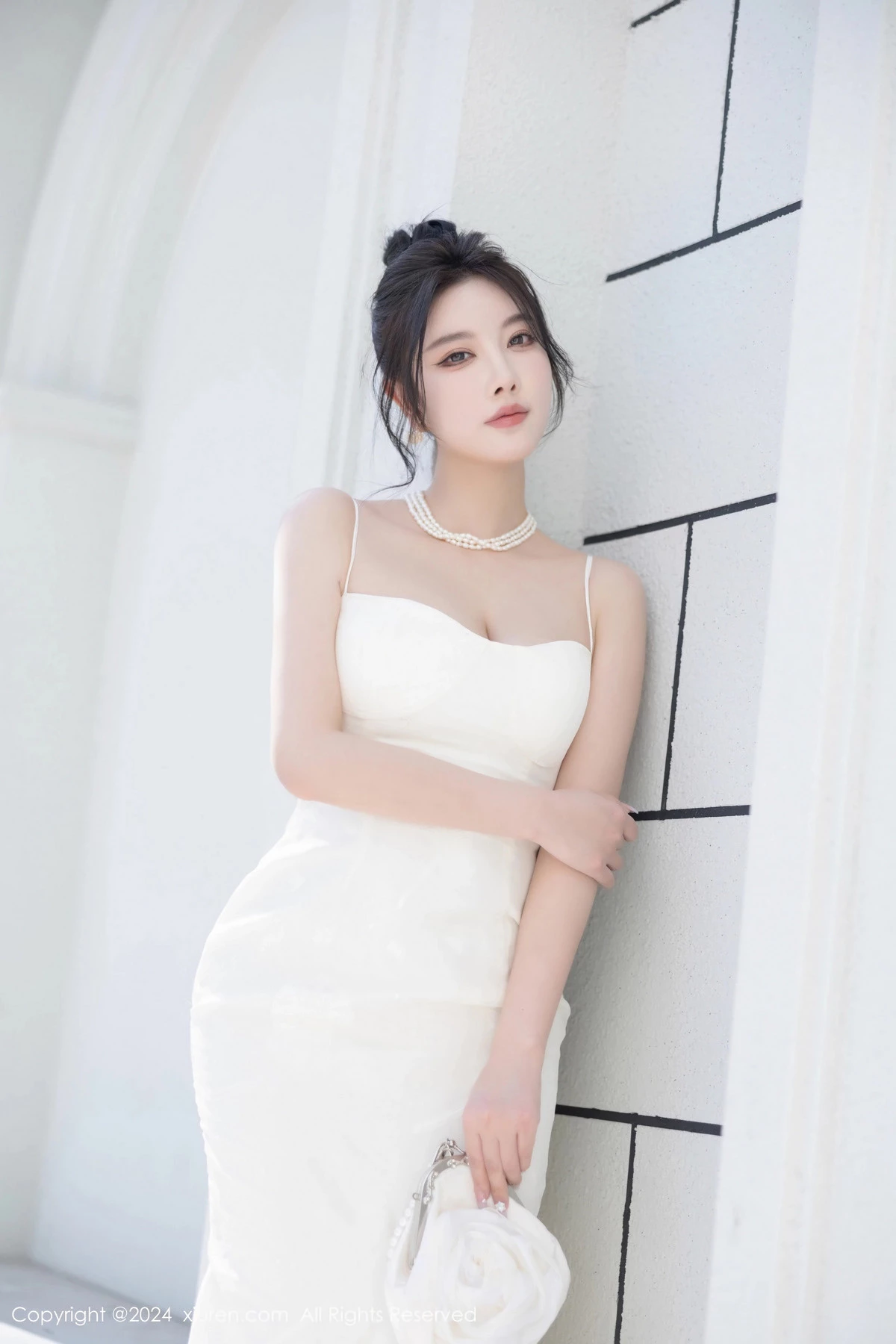 [[XiuRen秀人网]秀人网]No.8538_女神杨晨晨Yome性感白色连衣裙配白色丝袜秀完美身材诱惑写真81P