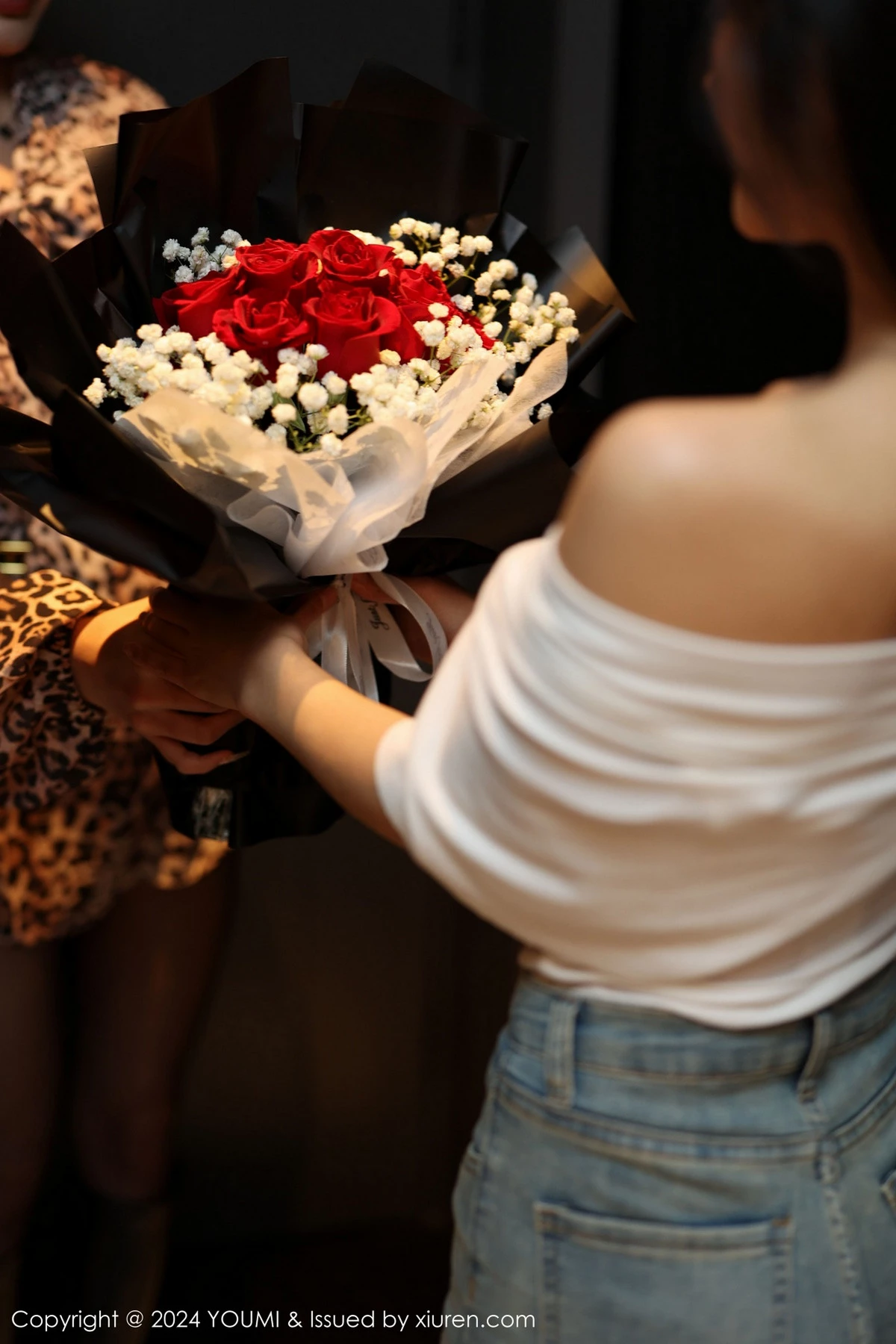 [YouMi尤蜜荟]Vol.1061_模特合集谭小灵私房性感白色上衣配牛仔裤秀曼妙身姿诱惑写真99P