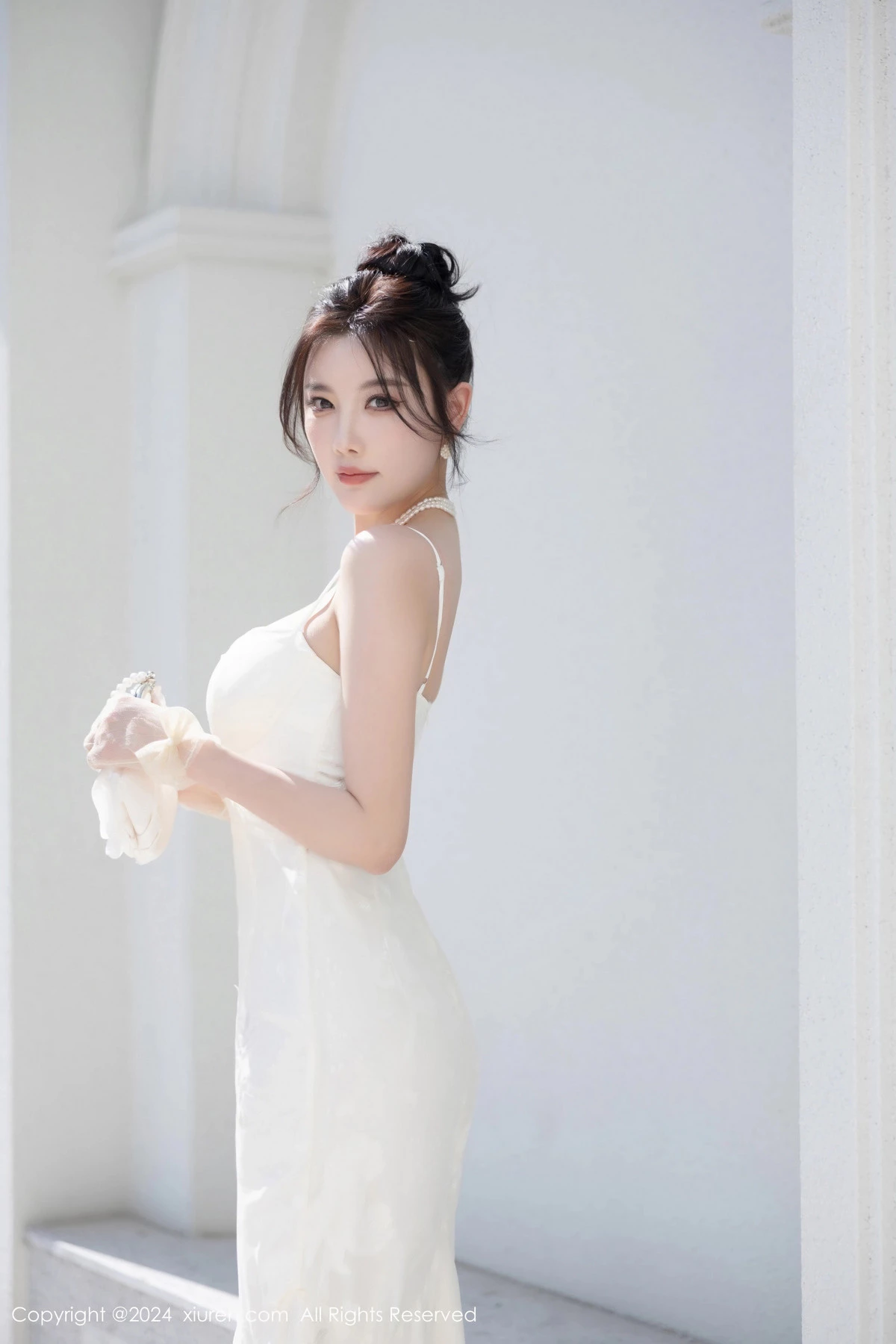 [[XiuRen秀人网]秀人网]No.8538_女神杨晨晨Yome性感白色连衣裙配白色丝袜秀完美身材诱惑写真81P