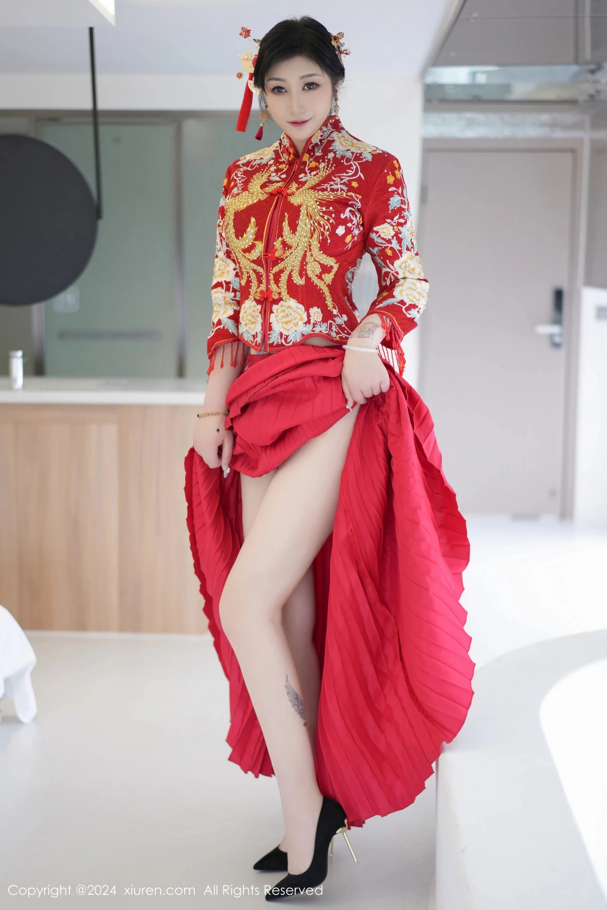 [[XiuRen秀人网]秀人网]No.8521_女神妲己_Toxic性感红色新娘装扮半脱秀丰腴身姿撩人诱惑写真71P