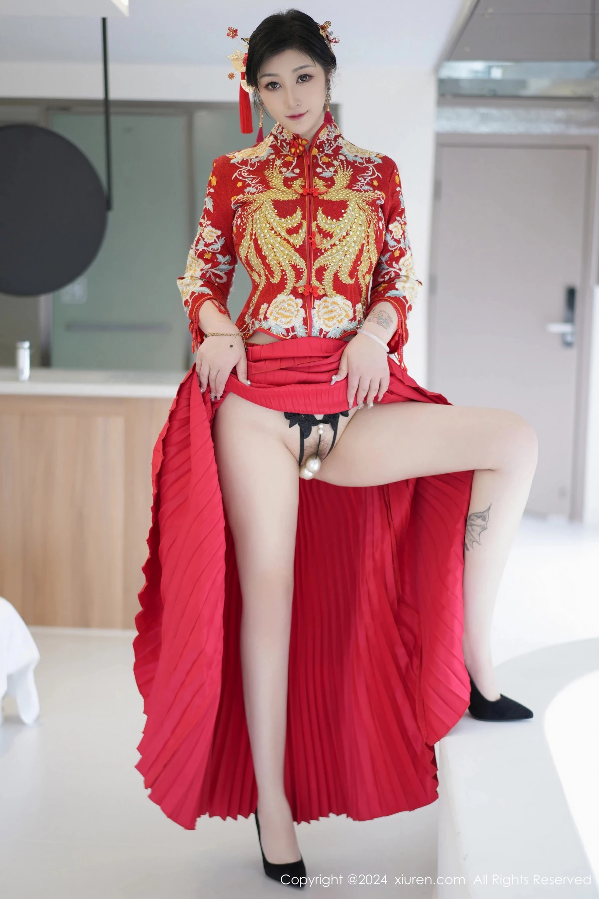 [[XiuRen秀人网]秀人网]No.8521_女神妲己_Toxic性感红色新娘装扮半脱秀丰腴身姿撩人诱惑写真71P