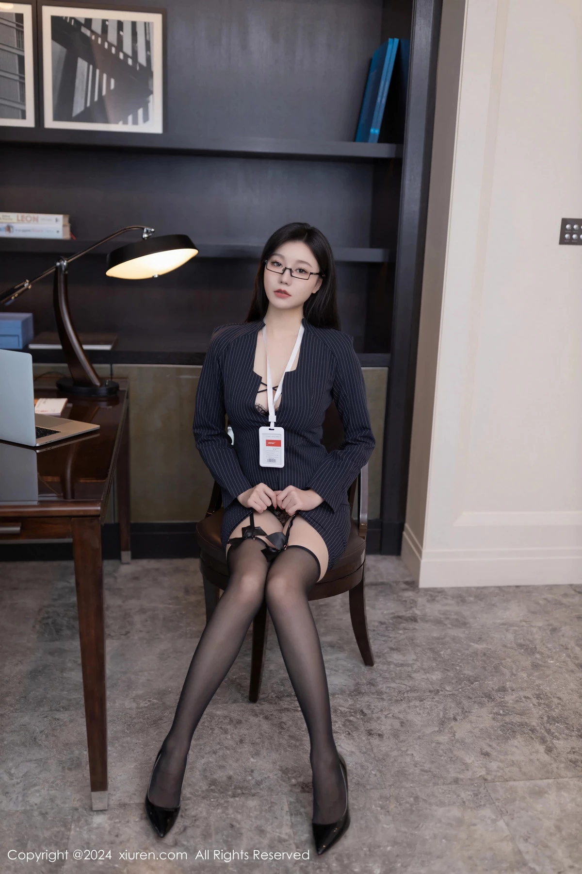 [[XiuRen秀人网]秀人网]No.8537_模特安然anran性感OL制服露黑色蕾丝内衣配黑丝袜惹火诱惑写真80P