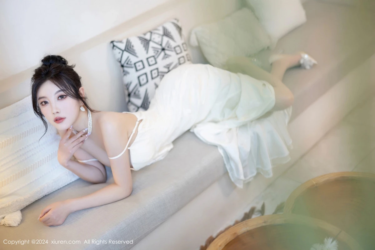 [[XiuRen秀人网]秀人网]No.8538_女神杨晨晨Yome性感白色连衣裙配白色丝袜秀完美身材诱惑写真81P