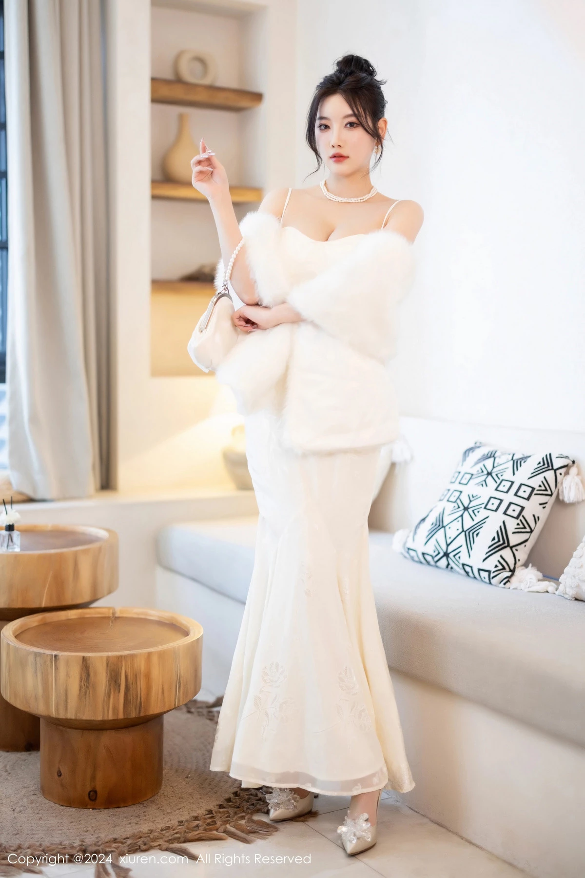 [[XiuRen秀人网]秀人网]No.8538_女神杨晨晨Yome性感白色连衣裙配白色丝袜秀完美身材诱惑写真81P