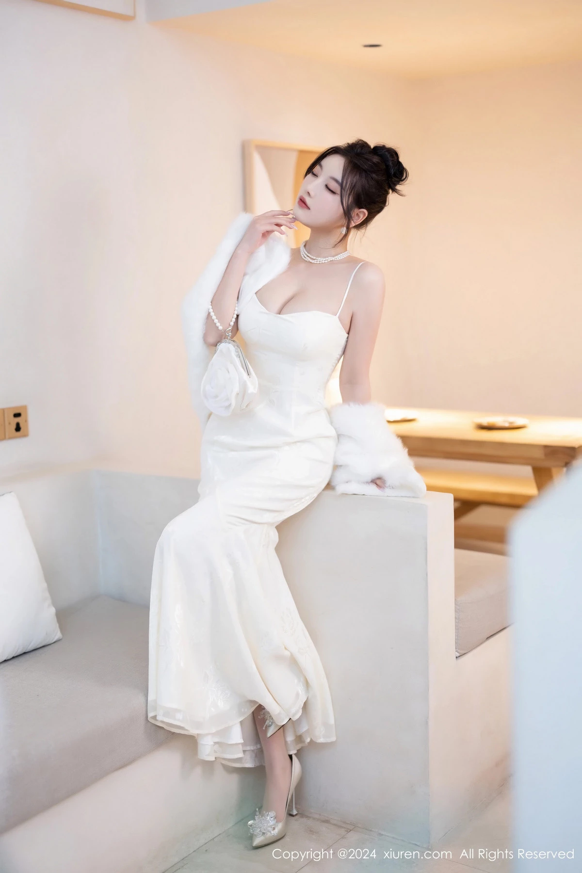 [[XiuRen秀人网]秀人网]No.8538_女神杨晨晨Yome性感白色连衣裙配白色丝袜秀完美身材诱惑写真81P