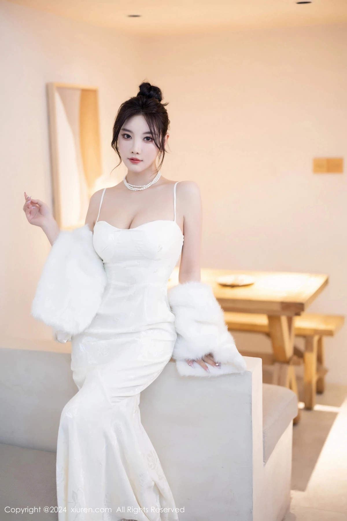 [[XiuRen秀人网]秀人网]No.8538_女神杨晨晨Yome性感白色连衣裙配白色丝袜秀完美身材诱惑写真81P