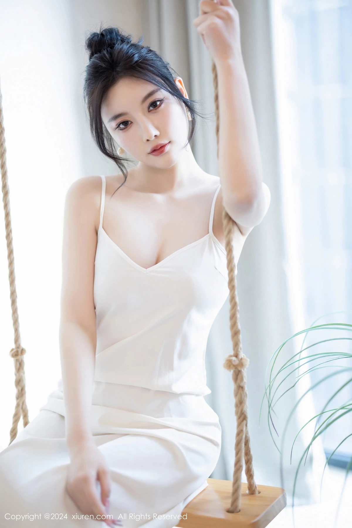 [[XiuRen秀人网]秀人网]No.8538_女神杨晨晨Yome性感白色连衣裙配白色丝袜秀完美身材诱惑写真81P