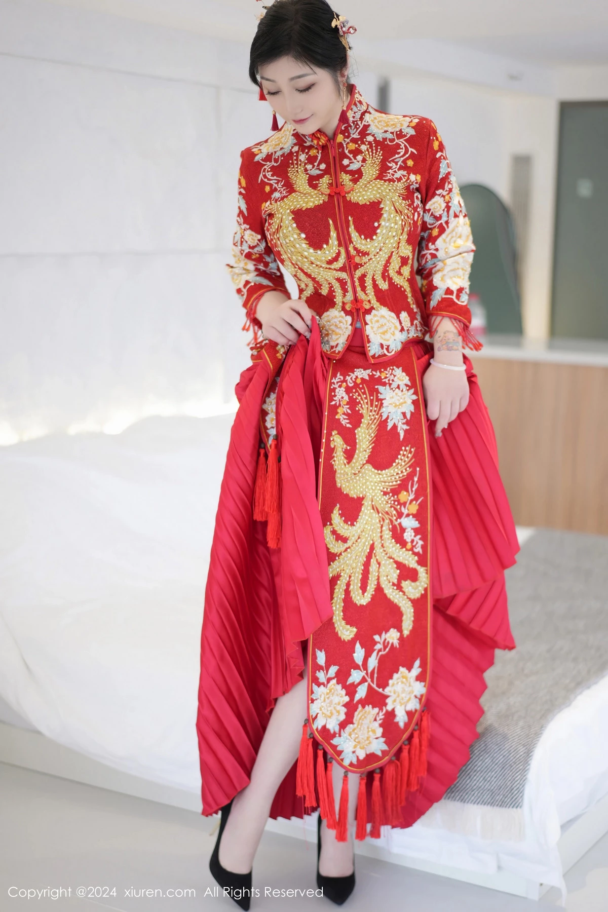 [[XiuRen秀人网]秀人网]No.8521_女神妲己_Toxic性感红色新娘装扮半脱秀丰腴身姿撩人诱惑写真71P