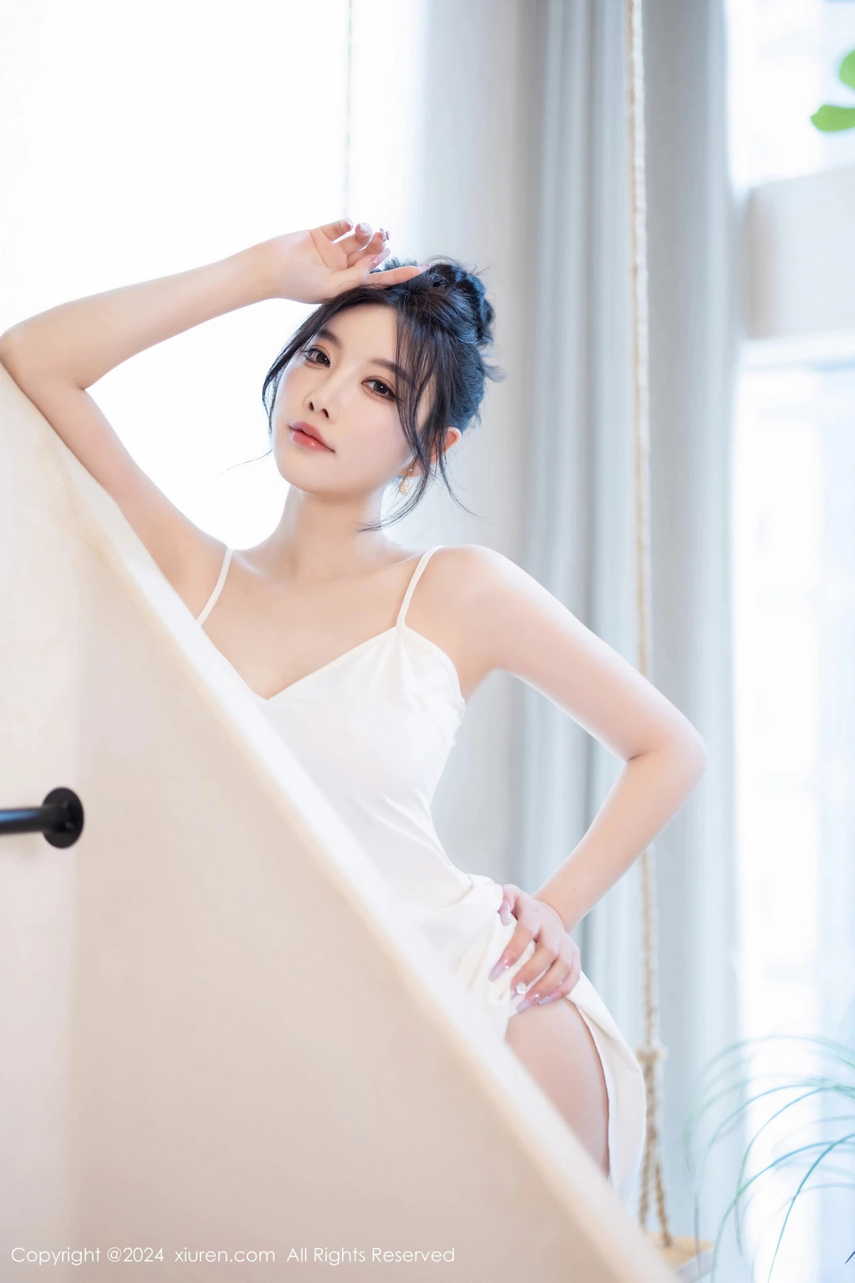 [[XiuRen秀人网]秀人网]No.8538_女神杨晨晨Yome性感白色连衣裙配白色丝袜秀完美身材诱惑写真81P