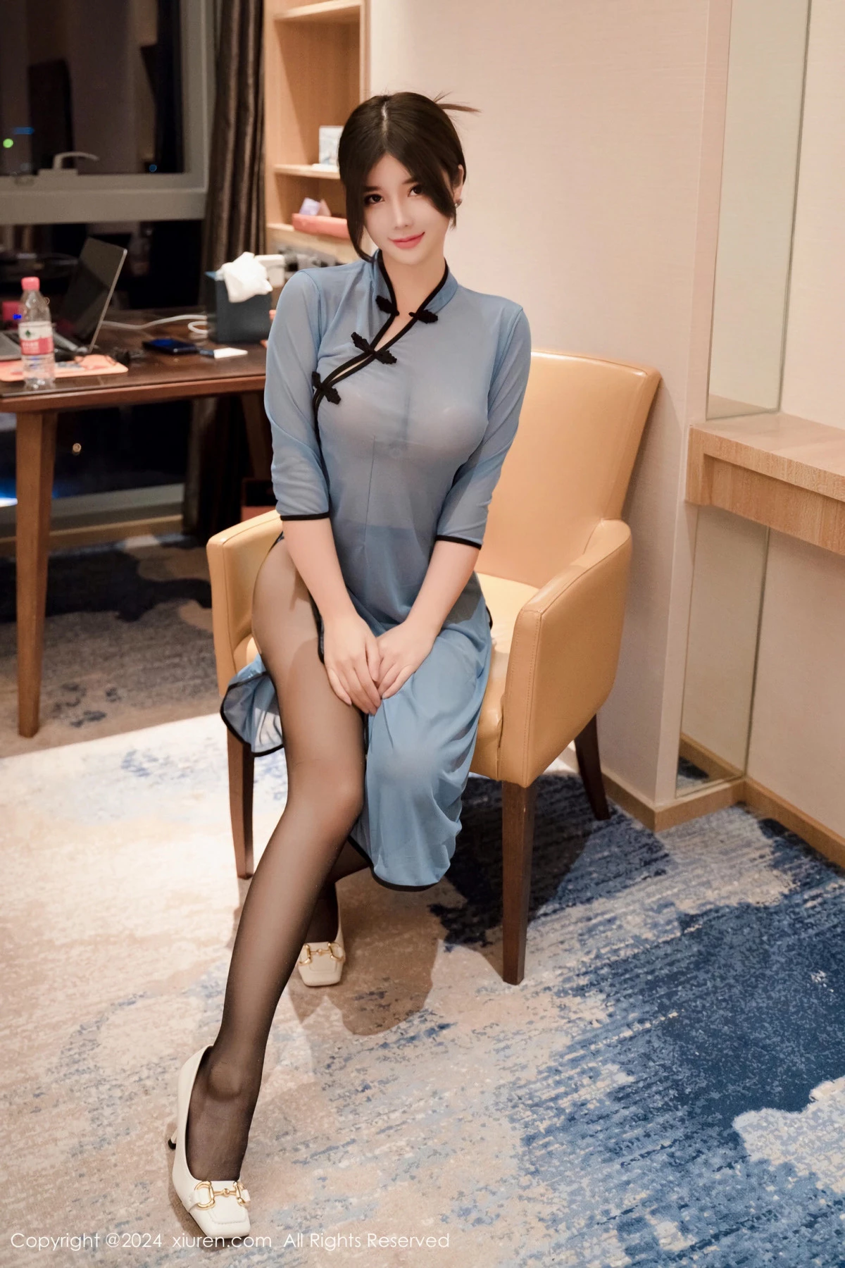 [[XiuRen秀人网]秀人网]No.8532_模特周jojobaby性感蓝色薄透旗袍配超薄黑丝秀丰腴身姿诱惑写真45P