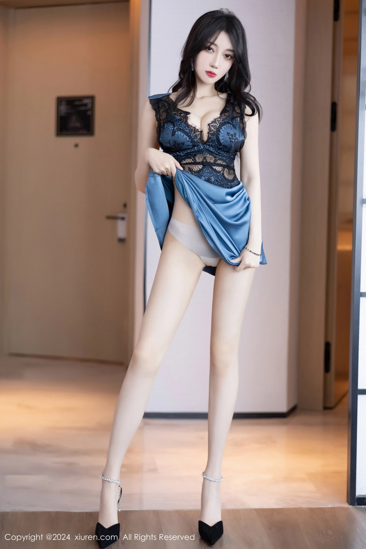 [[XiuRen秀人网]秀人网]No.8520_模特玥儿玥性感蓝色蕾丝长裙+黑色情趣旗袍秀曼妙身姿迷人写真81P