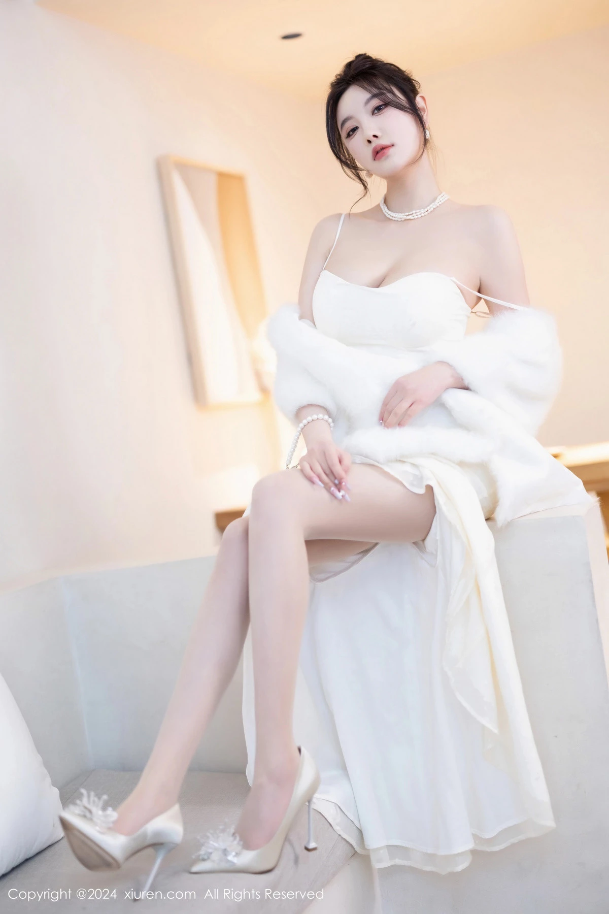 [[XiuRen秀人网]秀人网]No.8538_女神杨晨晨Yome性感白色连衣裙配白色丝袜秀完美身材诱惑写真81P