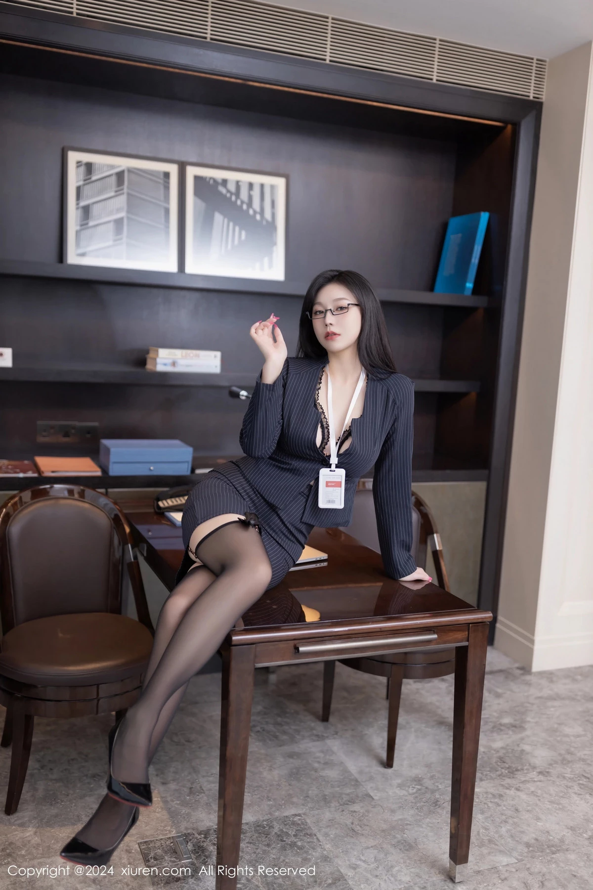 [[XiuRen秀人网]秀人网]No.8537_模特安然anran性感OL制服露黑色蕾丝内衣配黑丝袜惹火诱惑写真80P