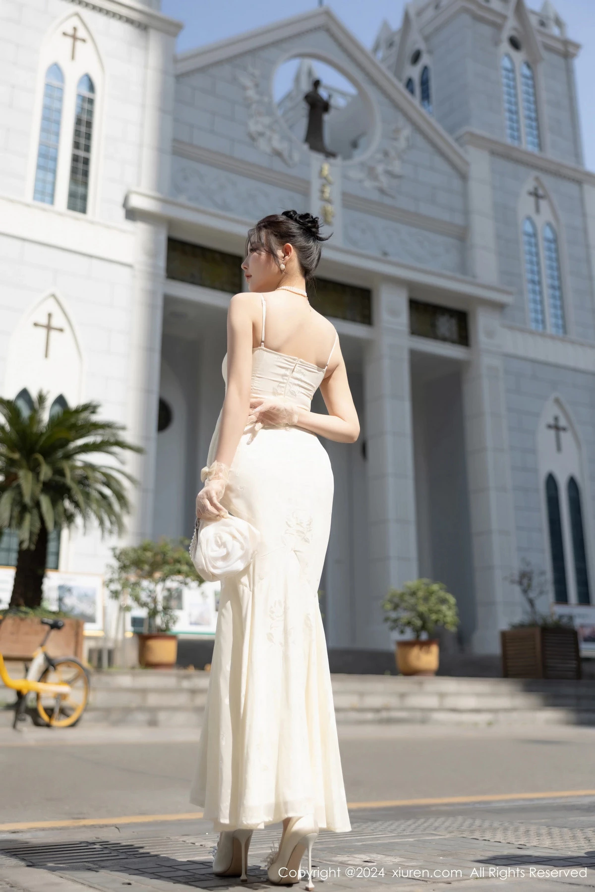 [[XiuRen秀人网]秀人网]No.8538_女神杨晨晨Yome性感白色连衣裙配白色丝袜秀完美身材诱惑写真81P