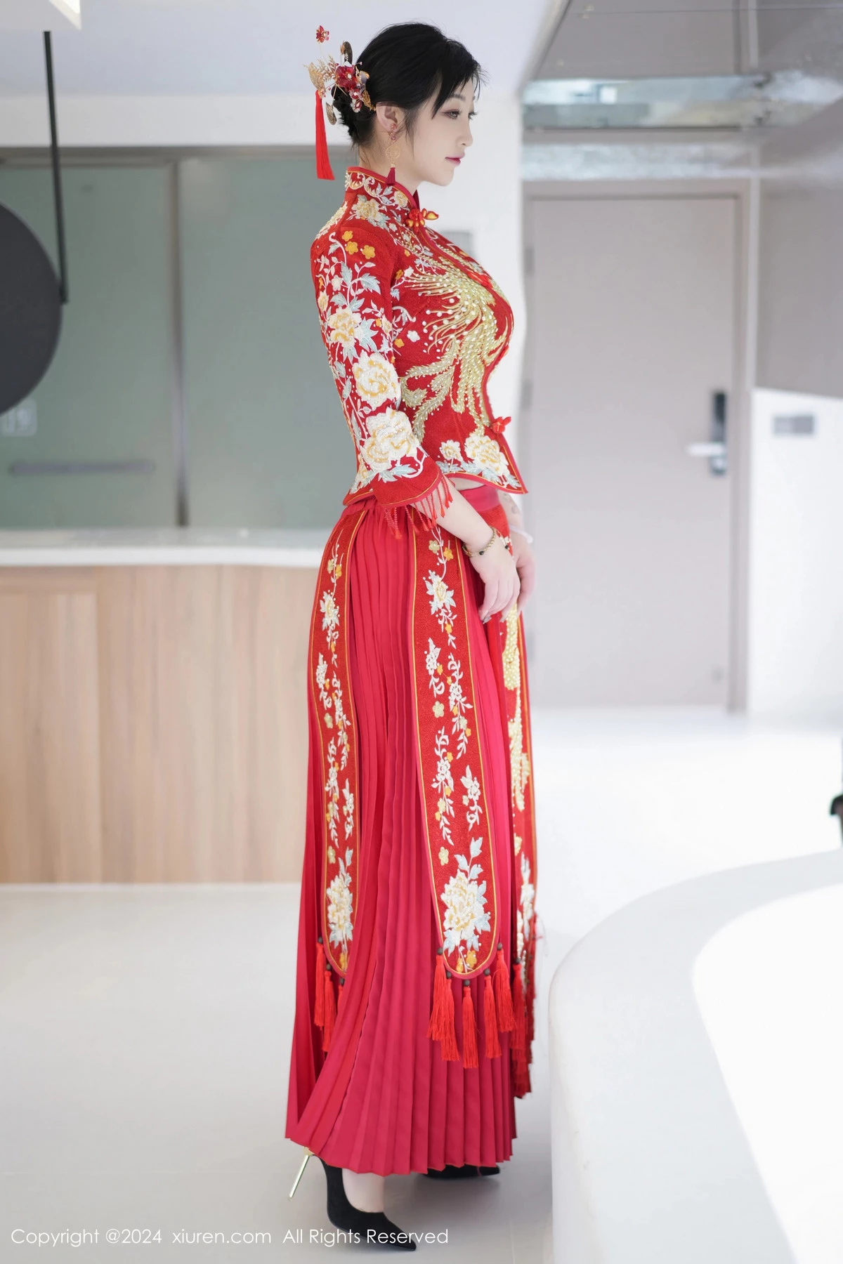 [[XiuRen秀人网]秀人网]No.8521_女神妲己_Toxic性感红色新娘装扮半脱秀丰腴身姿撩人诱惑写真71P