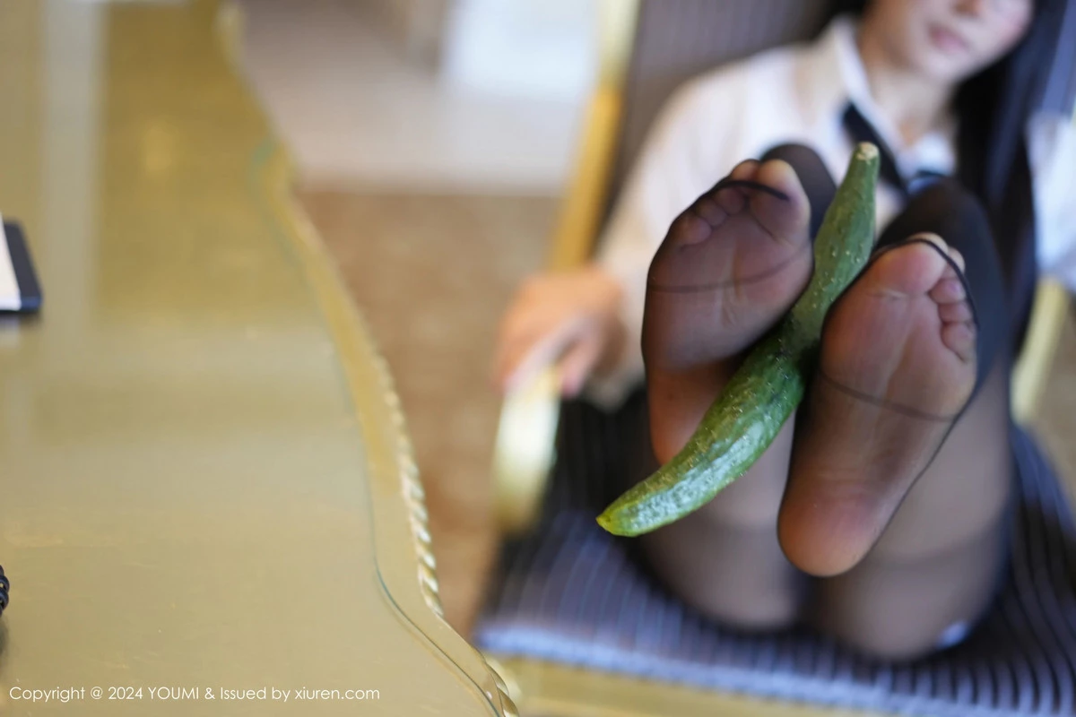 [YouMi尤蜜荟]Vol.1063_模特赵可欣baby性感白T配黑短裙露超薄黑丝秀曼妙身姿诱惑写真73P