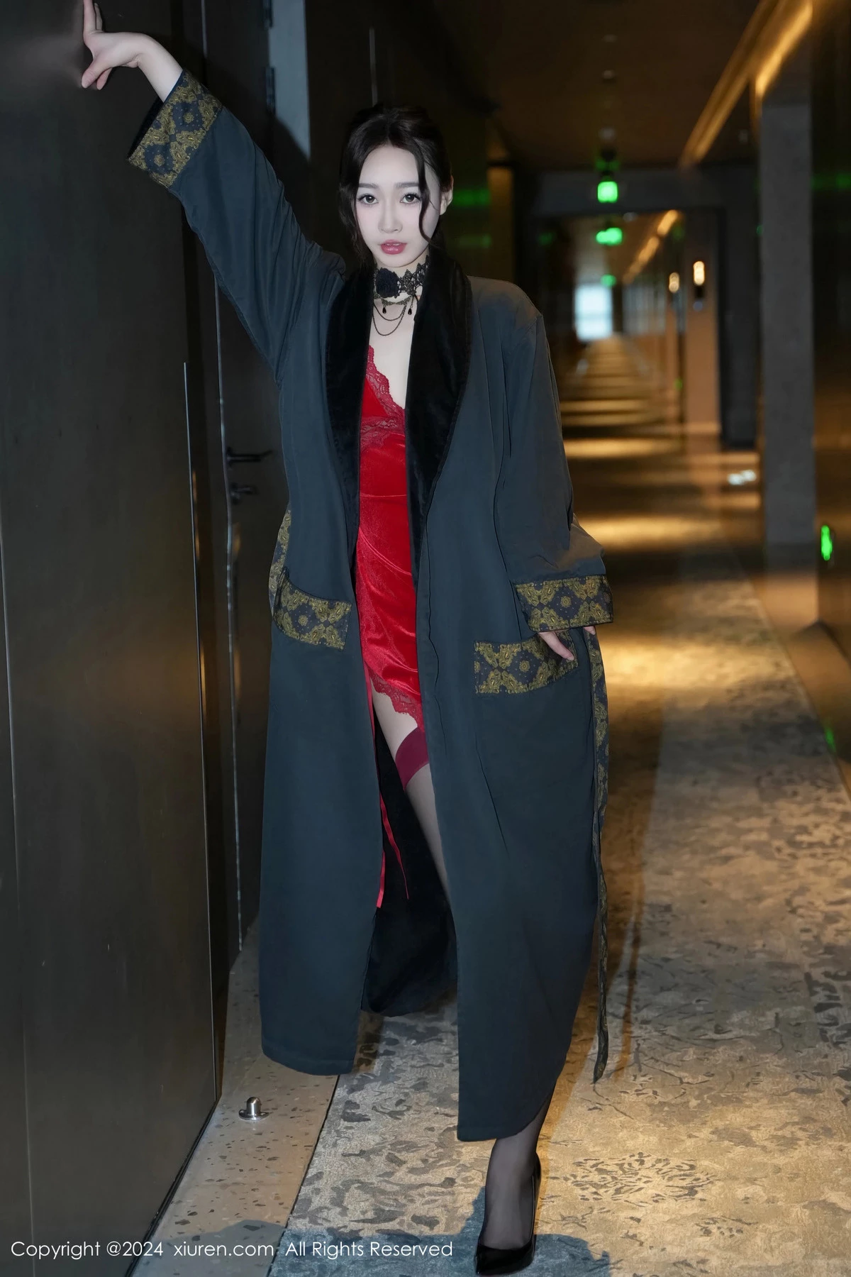 [[XiuRen秀人网]秀人网]No.8547_模特软糖爱喝奶性感红色吊带短裙配黑丝吊袜秀曼妙身姿诱惑写真73P