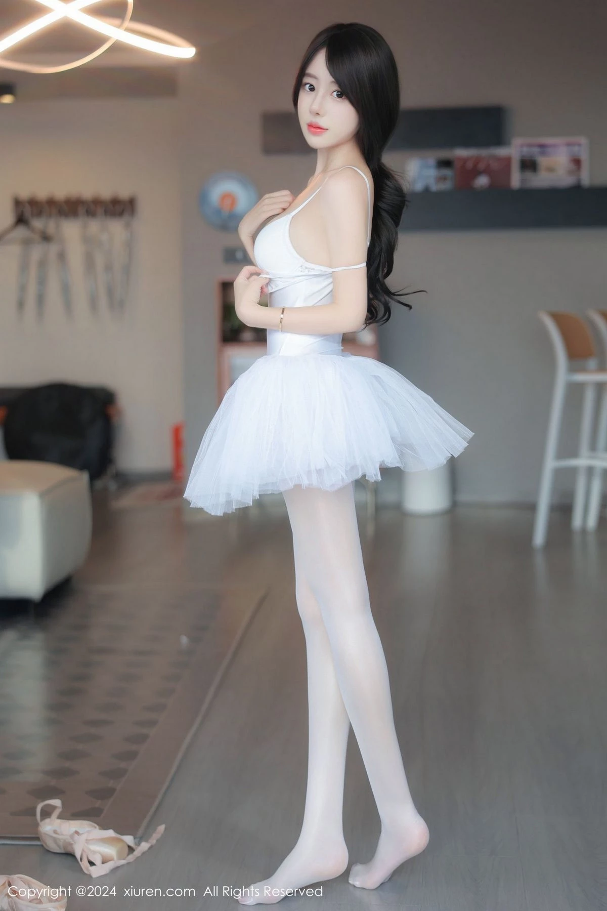 [[XiuRen秀人网]秀人网]No.8564_模特桃妖夭性感白色芭蕾连体衣配白丝裤袜秀曼妙身姿诱惑写真80P
