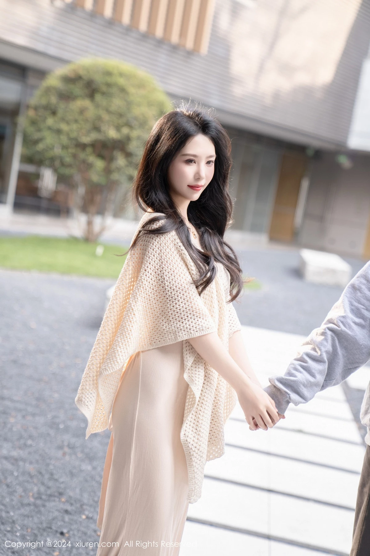 [[XiuRen秀人网]秀人网]No.8559_模特利世杏色连衣长裙露黑色内衣配超薄黑丝秀曼妙身姿诱惑写真84P