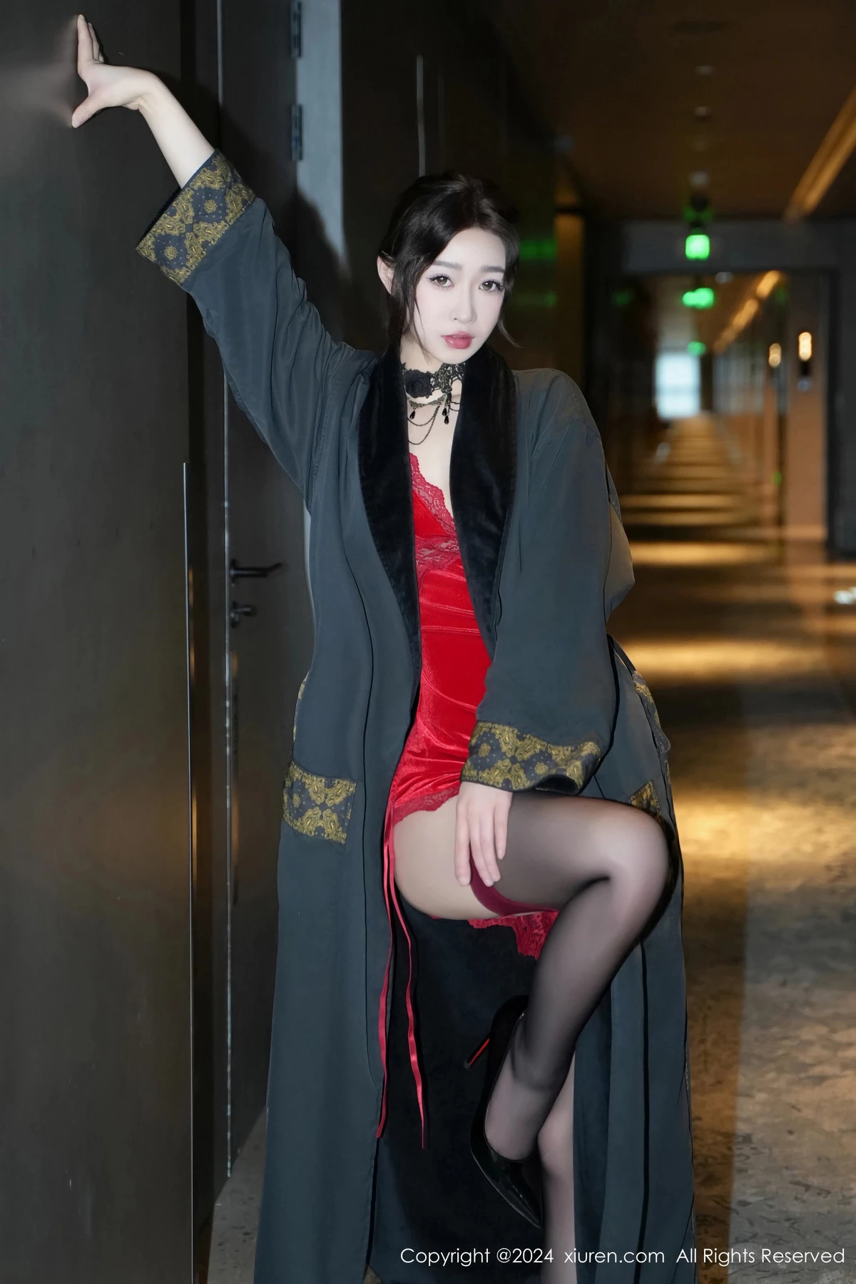 [[XiuRen秀人网]秀人网]No.8547_模特软糖爱喝奶性感红色吊带短裙配黑丝吊袜秀曼妙身姿诱惑写真73P