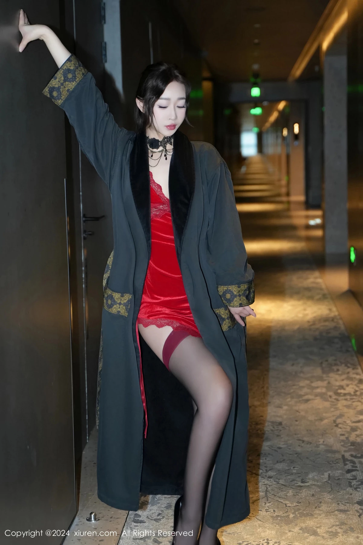 [[XiuRen秀人网]秀人网]No.8547_模特软糖爱喝奶性感红色吊带短裙配黑丝吊袜秀曼妙身姿诱惑写真73P