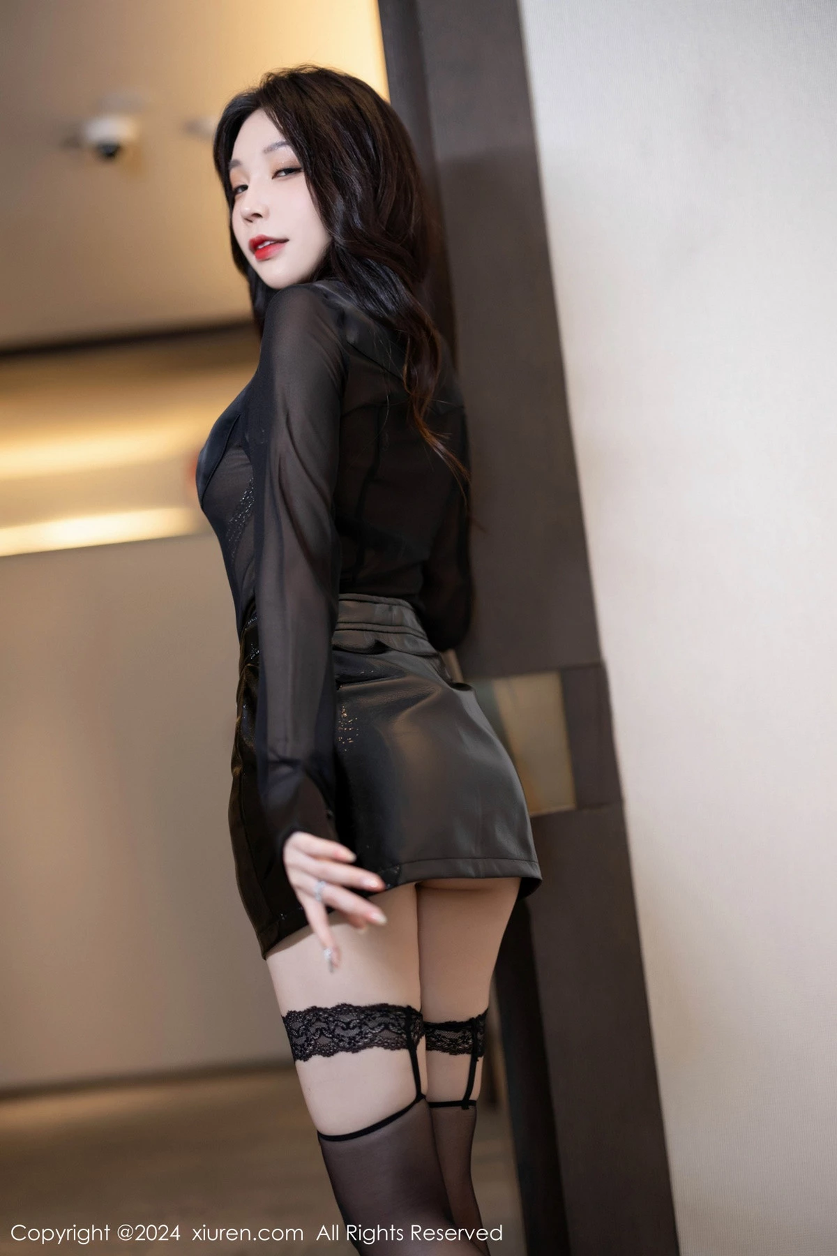 [[XiuRen秀人网]秀人网]No.8554_模特徐莉芝Booty性感杏黑色服饰配黑色丝袜秀翘臀美腿诱惑写真81P