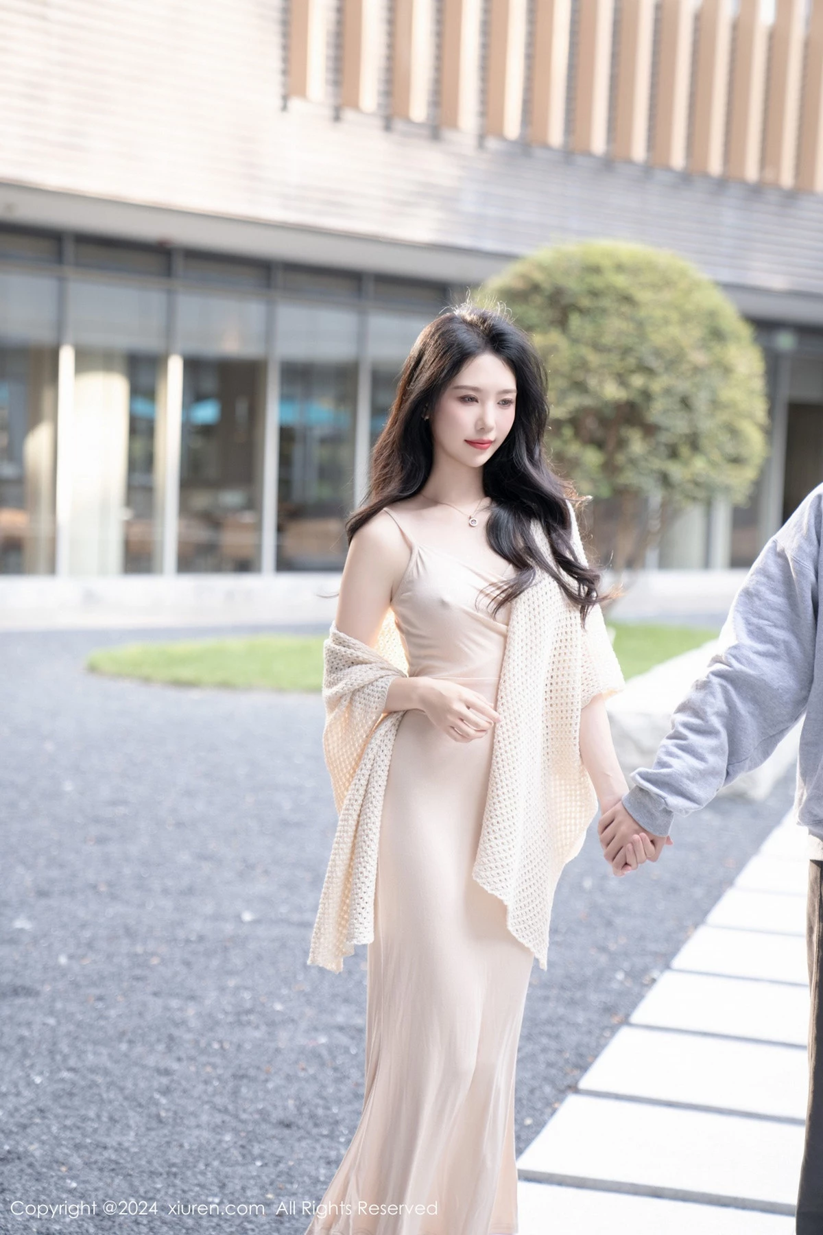 [[XiuRen秀人网]秀人网]No.8559_模特利世杏色连衣长裙露黑色内衣配超薄黑丝秀曼妙身姿诱惑写真84P