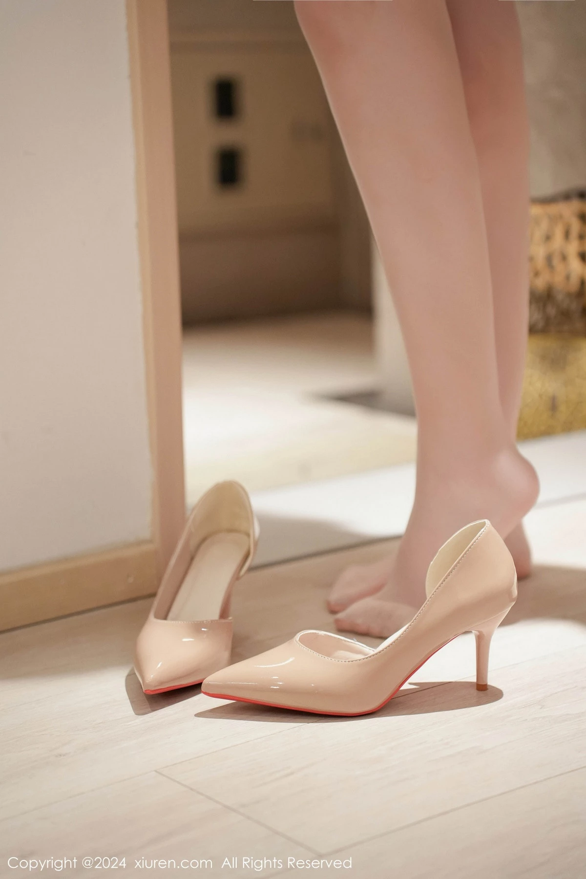 [[XiuRen秀人网]秀人网]No.8557_模特晚苏susu性感浅色OL服饰配原色丝袜秀完美身材诱惑写真111P