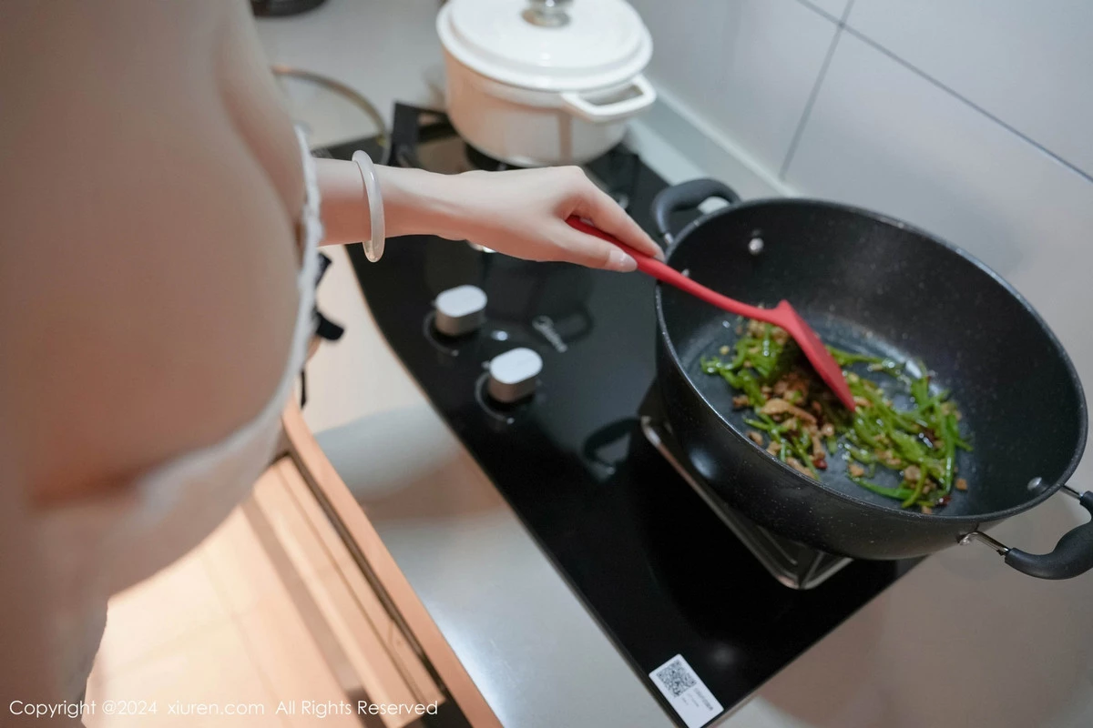 [[XiuRen秀人网]秀人网]No.8557_模特晚苏susu性感浅色OL服饰配原色丝袜秀完美身材诱惑写真111P