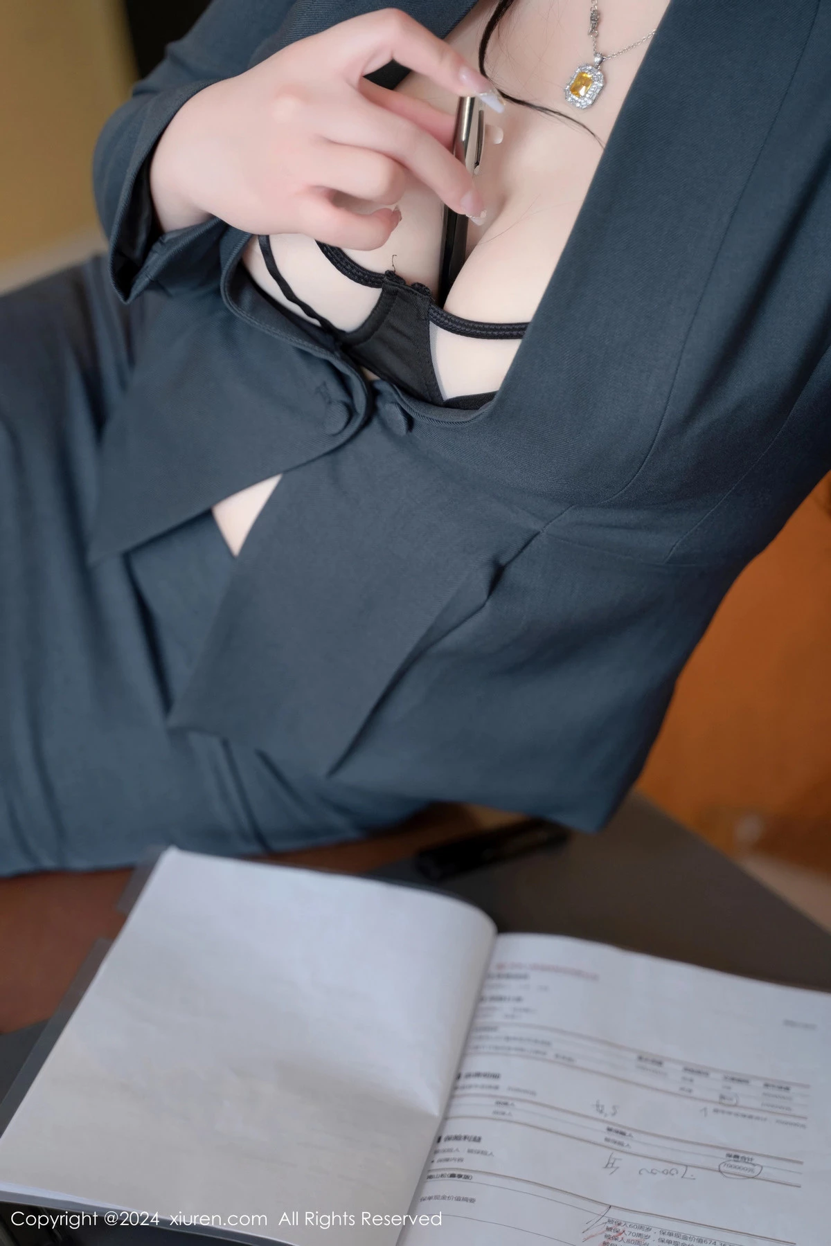 [[XiuRen秀人网]秀人网]No.8541_模特王婉悠Queen性感秘书OL服饰配黑丝袜秀丰腴身材诱惑写真91P