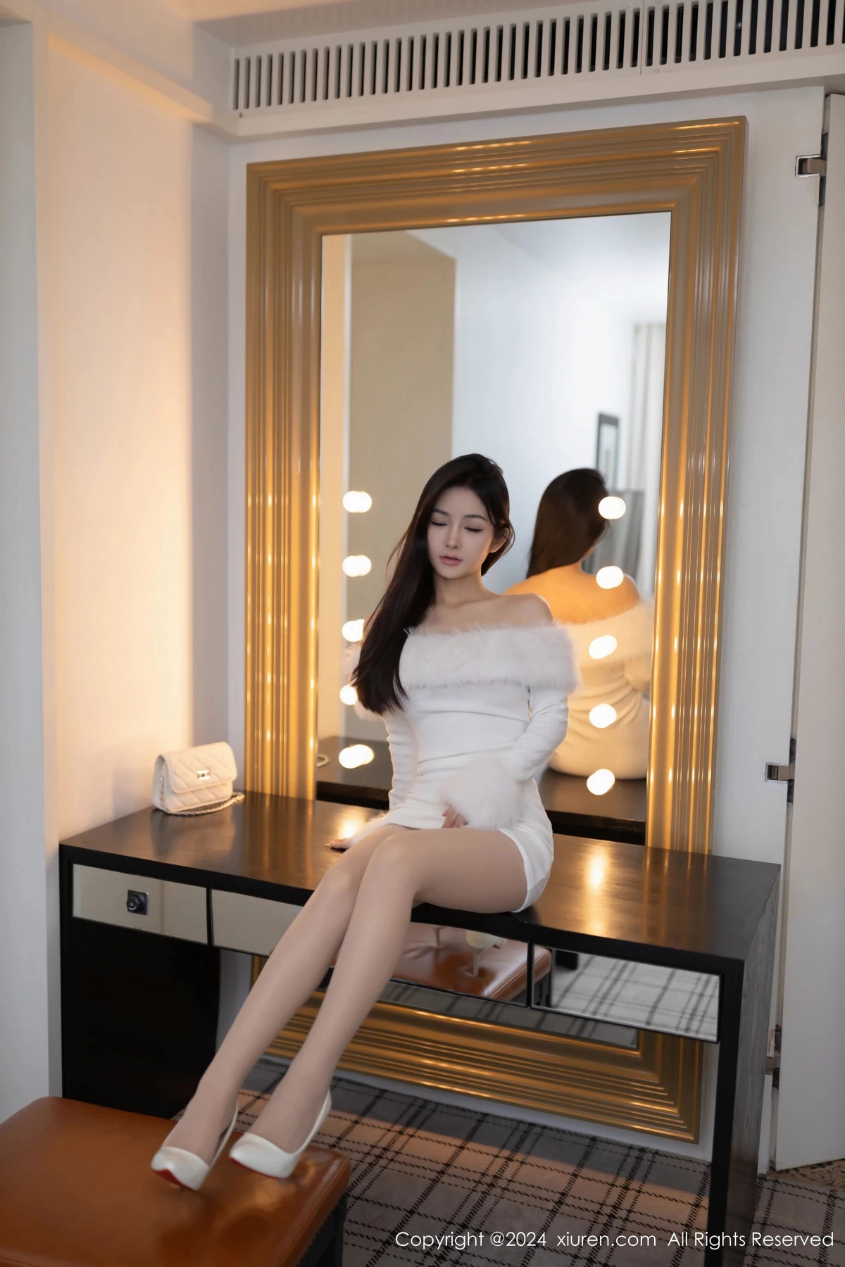 [[XiuRen秀人网]秀人网]No.8546_模特谭小灵性感白色绒毛连衣短裙配超薄肉丝秀丰腴身姿诱惑写真74P