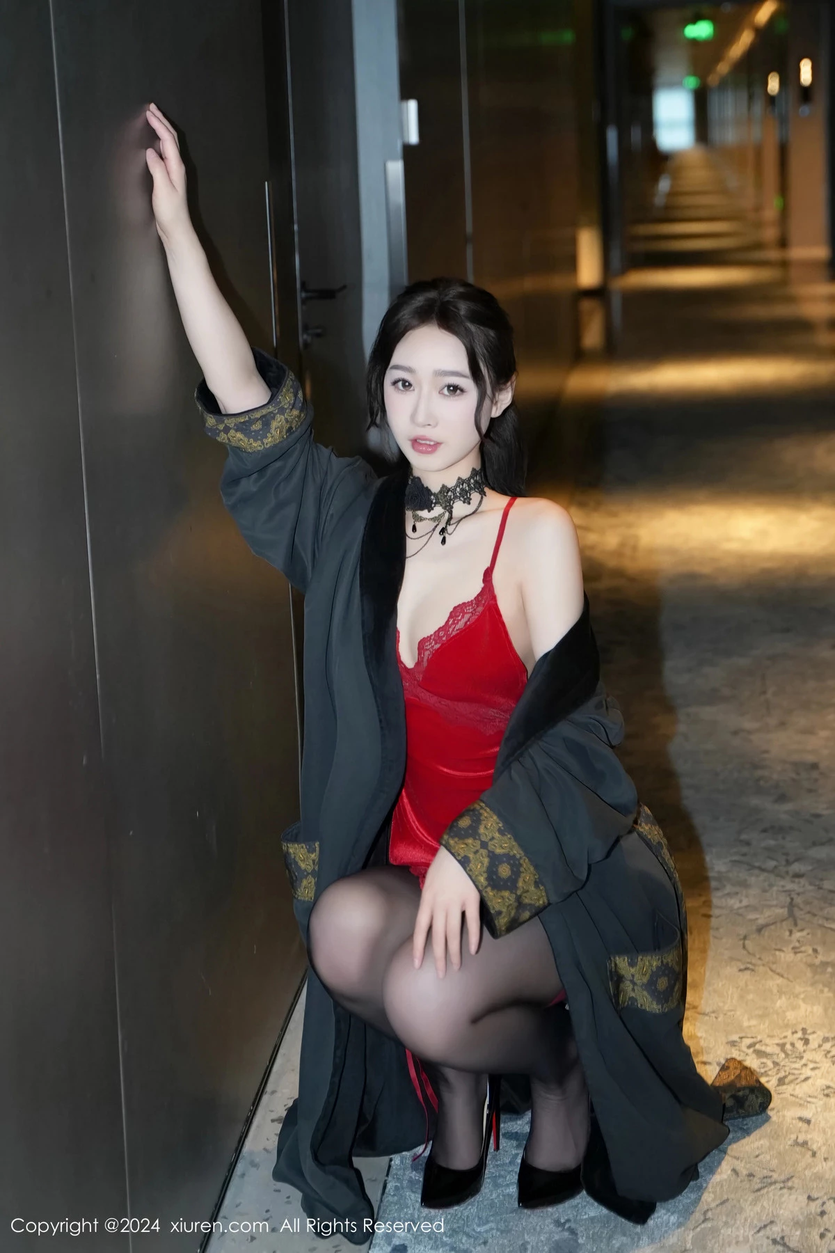 [[XiuRen秀人网]秀人网]No.8547_模特软糖爱喝奶性感红色吊带短裙配黑丝吊袜秀曼妙身姿诱惑写真73P