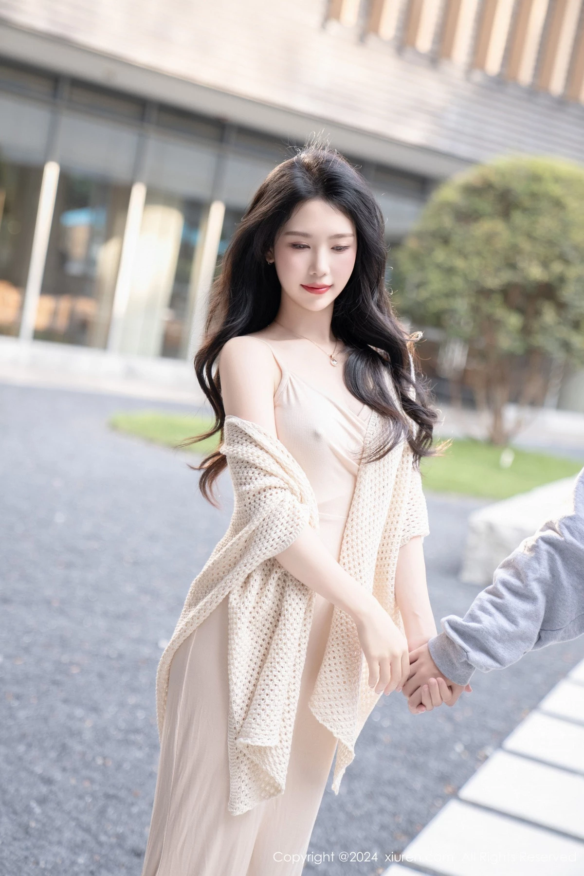 [[XiuRen秀人网]秀人网]No.8559_模特利世杏色连衣长裙露黑色内衣配超薄黑丝秀曼妙身姿诱惑写真84P