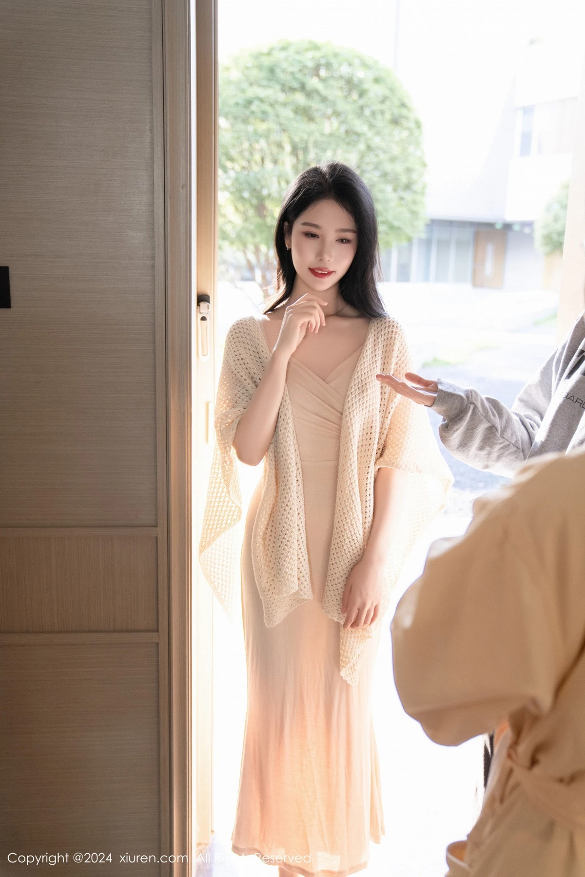 [[XiuRen秀人网]秀人网]No.8559_模特利世杏色连衣长裙露黑色内衣配超薄黑丝秀曼妙身姿诱惑写真84P