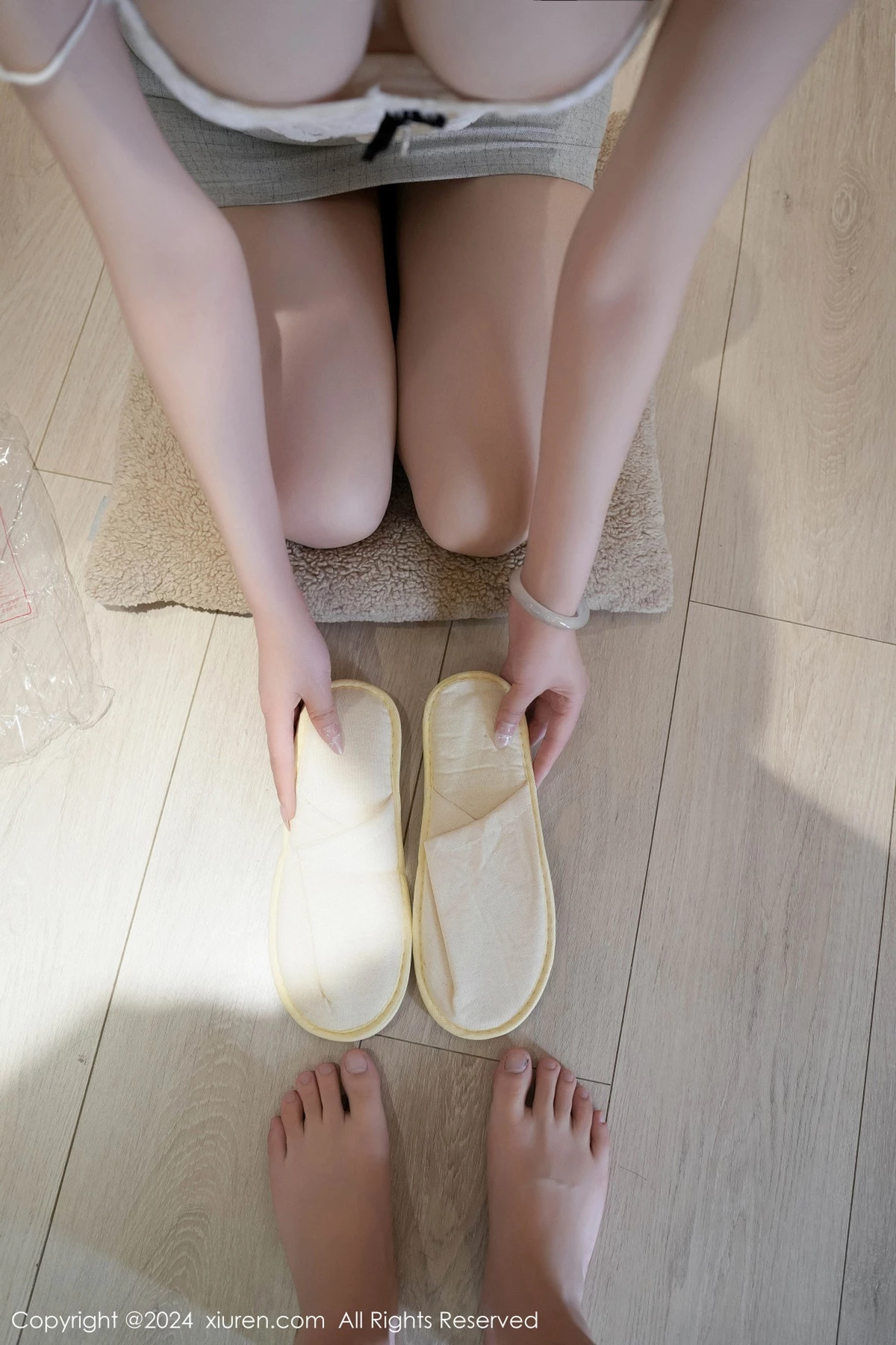 [[XiuRen秀人网]秀人网]No.8557_模特晚苏susu性感浅色OL服饰配原色丝袜秀完美身材诱惑写真111P