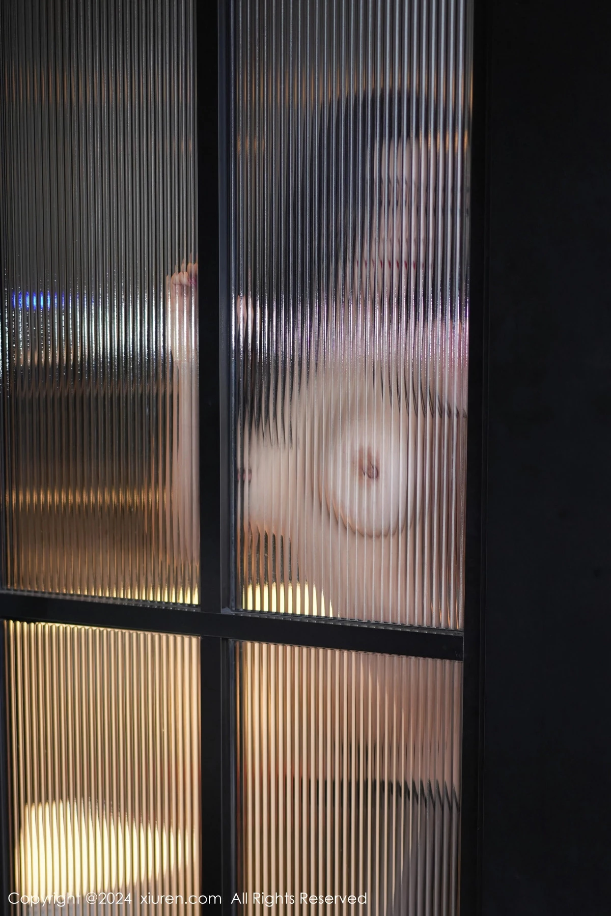 [[XiuRen秀人网]秀人网]No.8543_模特心妍小公主性感紫灰色吊带短裙配黑丝袜秀丰满身材诱惑写真61P