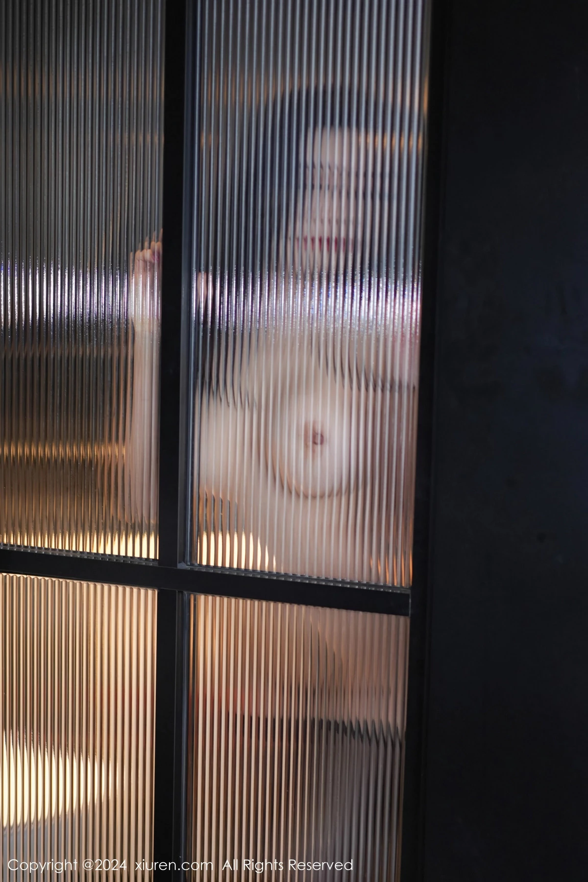 [[XiuRen秀人网]秀人网]No.8543_模特心妍小公主性感紫灰色吊带短裙配黑丝袜秀丰满身材诱惑写真61P