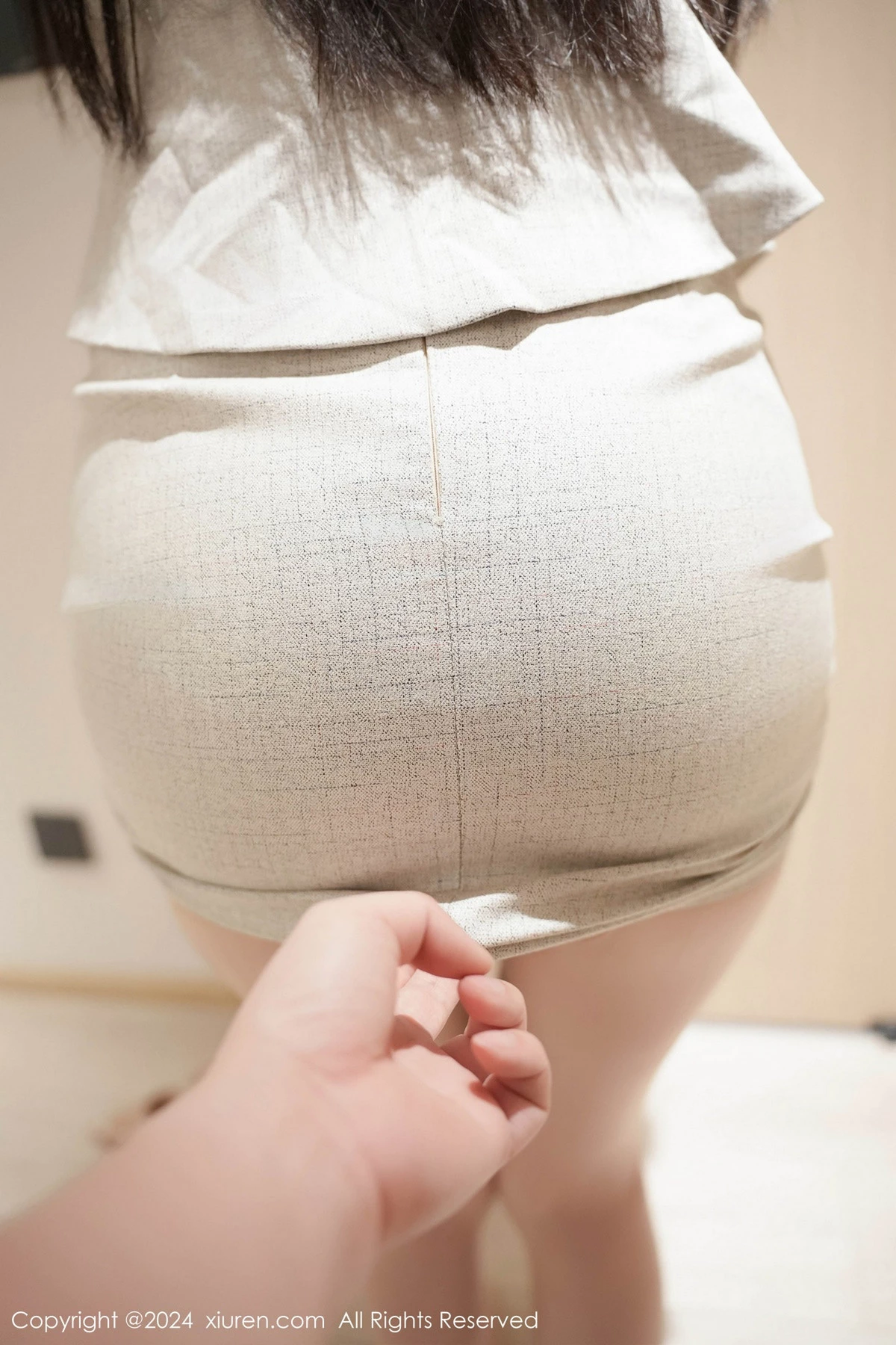 [[XiuRen秀人网]秀人网]No.8557_模特晚苏susu性感浅色OL服饰配原色丝袜秀完美身材诱惑写真111P