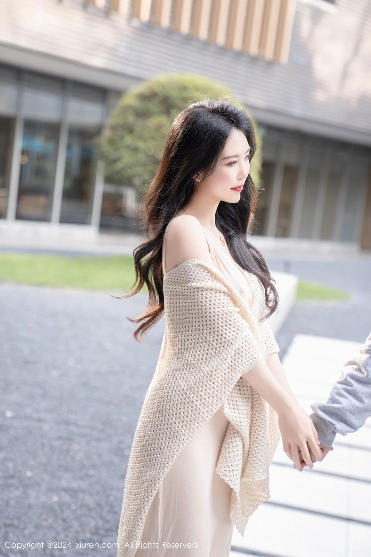 [[XiuRen秀人网]秀人网]No.8559_模特利世杏色连衣长裙露黑色内衣配超薄黑丝秀曼妙身姿诱惑写真84P