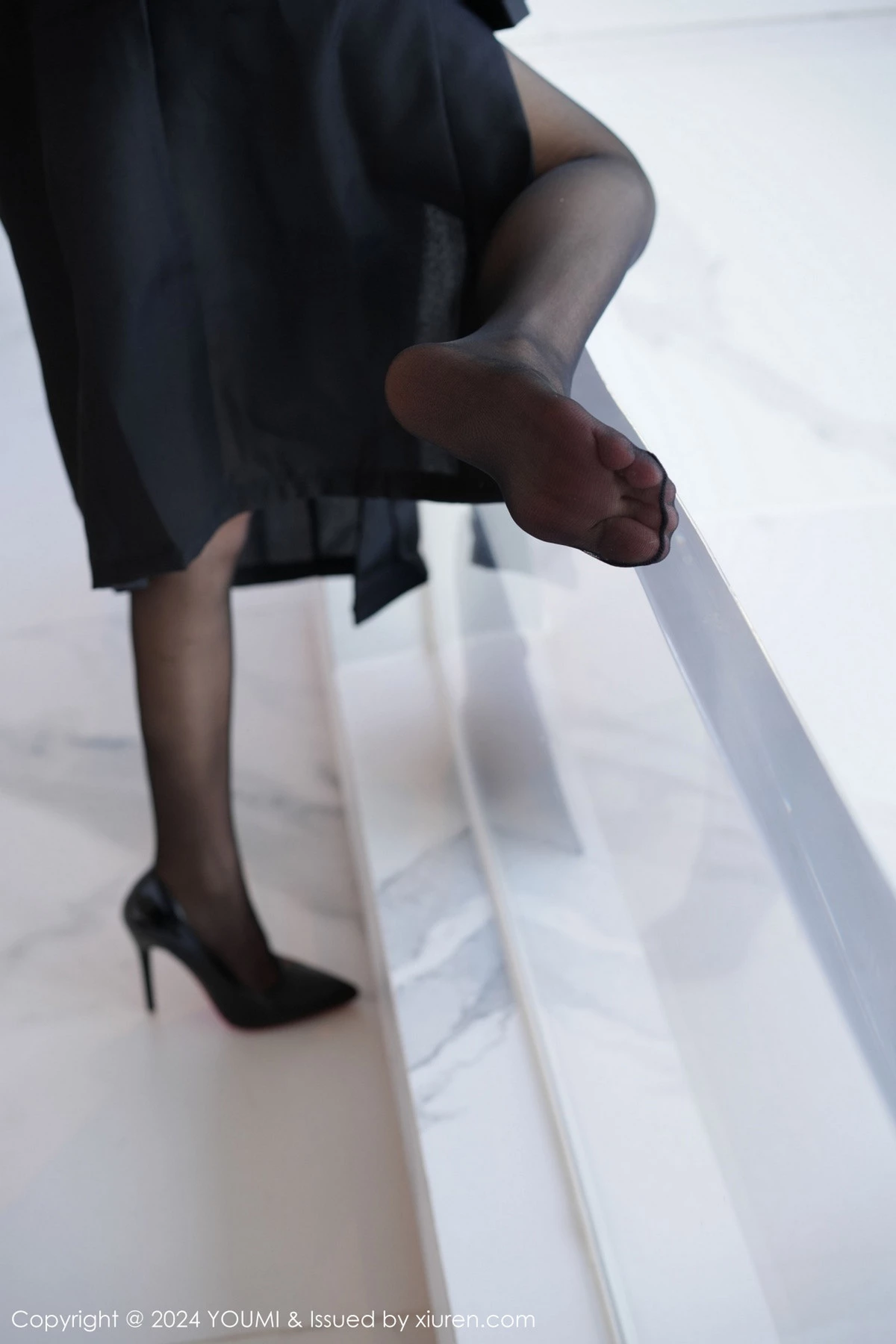 [YouMi尤蜜荟]Vol.1064_模特鱼尾fish性感黑色风衣露黑色情趣服配超薄黑丝极致魅惑写真95P
