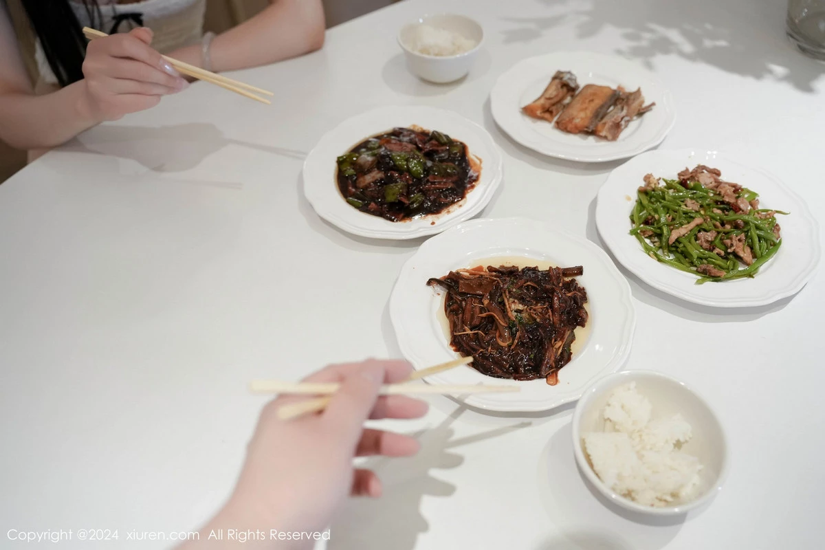 [[XiuRen秀人网]秀人网]No.8557_模特晚苏susu性感浅色OL服饰配原色丝袜秀完美身材诱惑写真111P