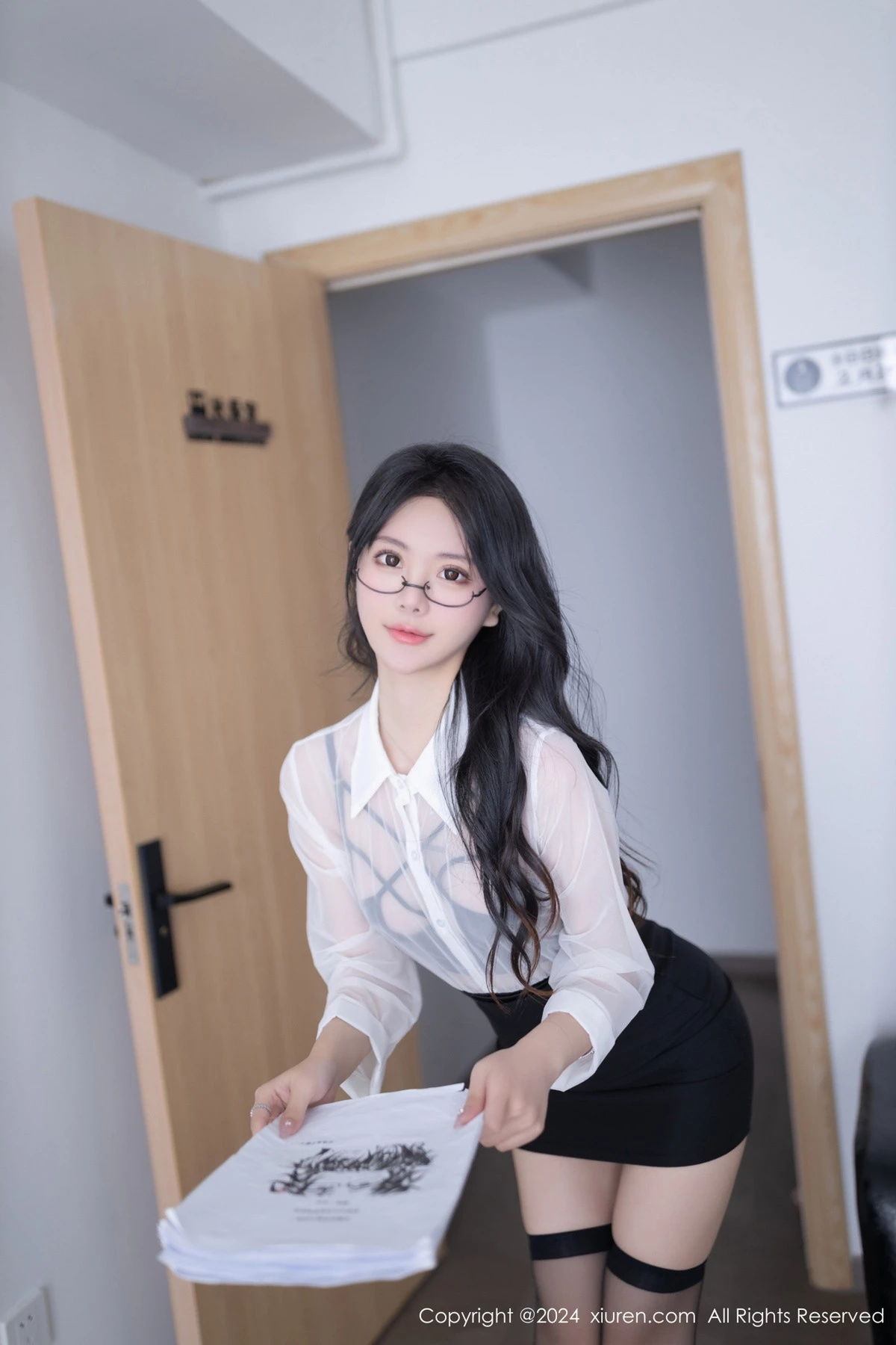 [[XiuRen秀人网]秀人网]No.8560_模特幼幼性感秘书OL制服露黑色高叉连体衣秀完美身材诱惑写真80P