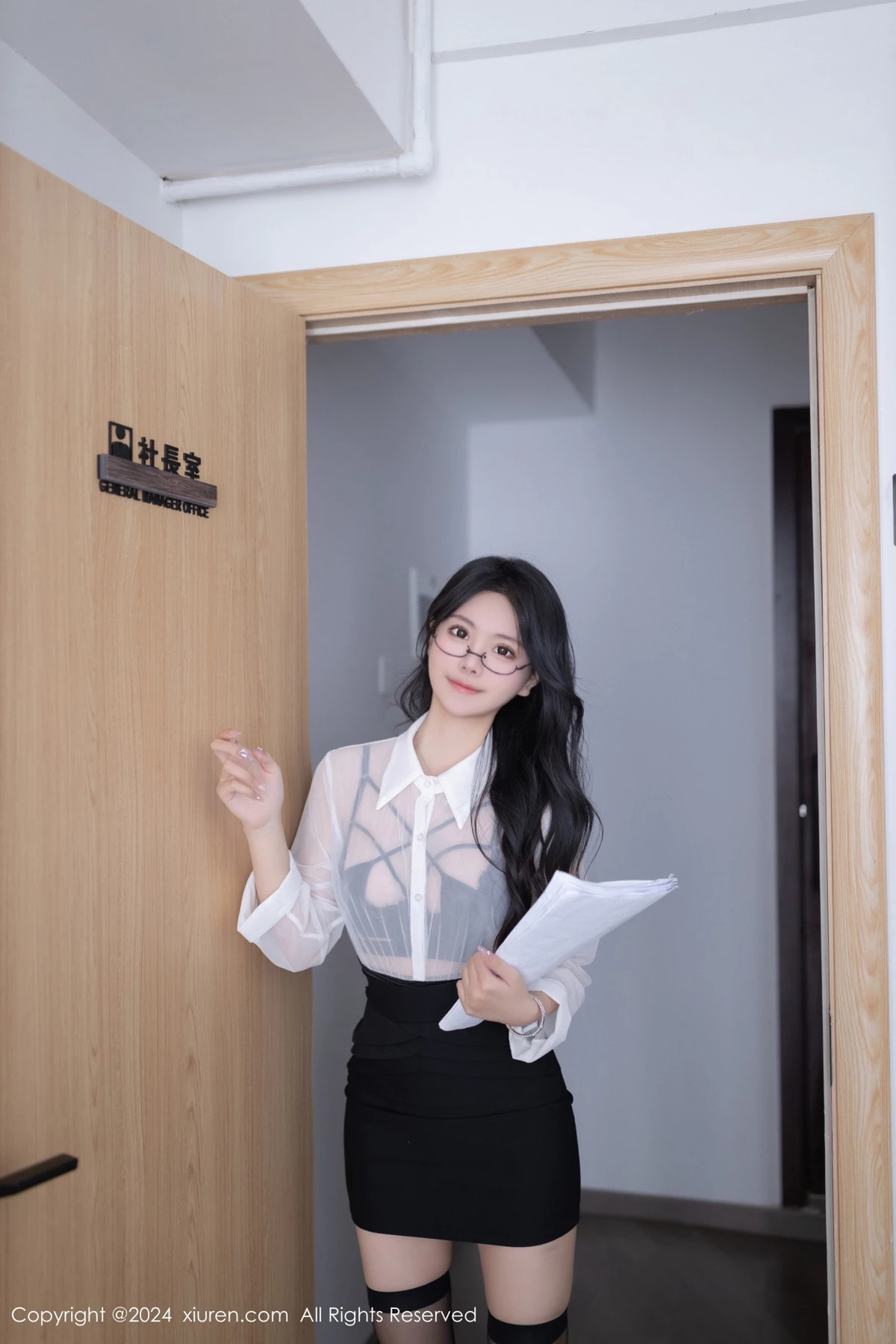 [[XiuRen秀人网]秀人网]No.8560_模特幼幼性感秘书OL制服露黑色高叉连体衣秀完美身材诱惑写真80P