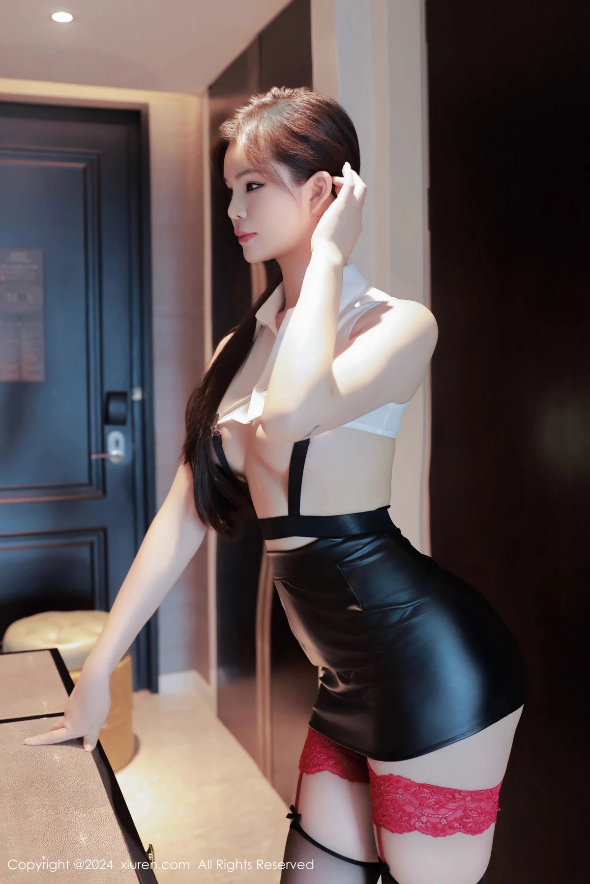 [[XiuRen秀人网]秀人网]No.8540_模特雪糕CiCi性感白T配黑皮短裙露黑丝袜秀修长美腿诱惑写真121P